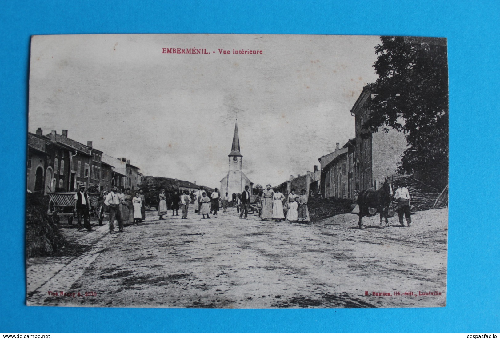 CPA  EMBERMENIL - Place Village Eglise Et Nombreux Personnages - Landkaarten