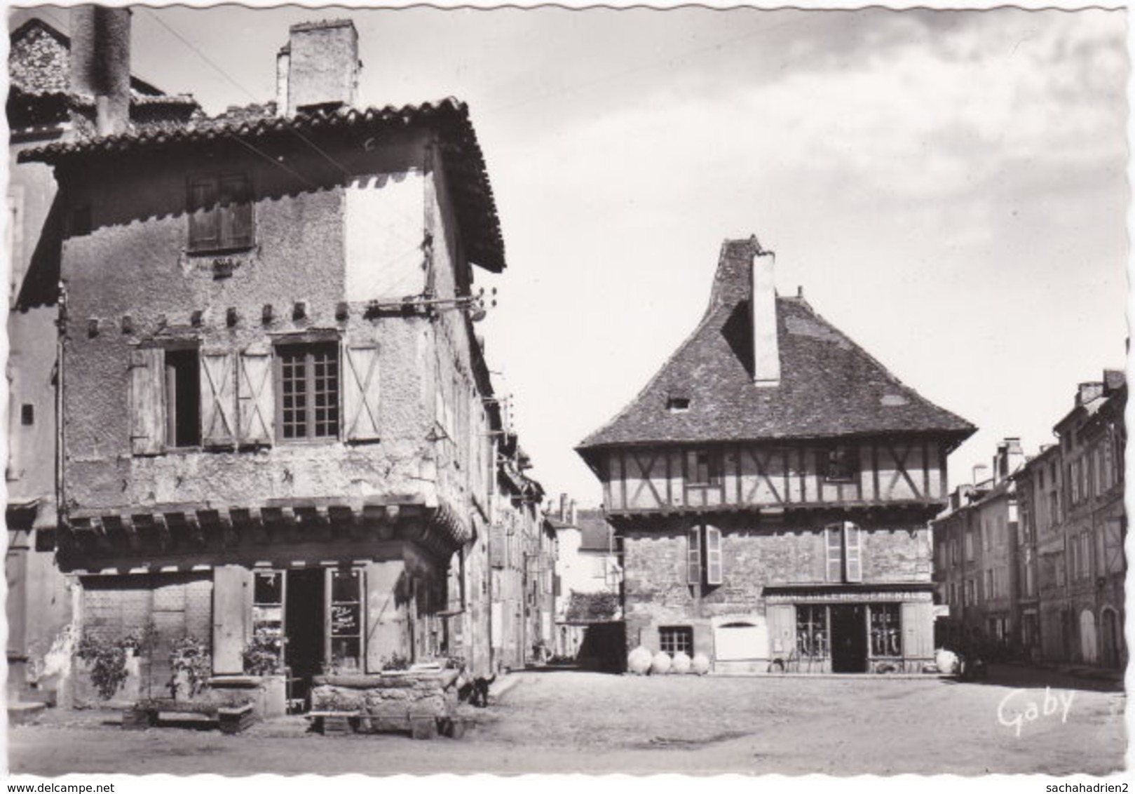 46. Gf. SAINT-CERE. Vieilles Maisons. Place De L'Hôtel De Ville. 14 - Saint-Céré