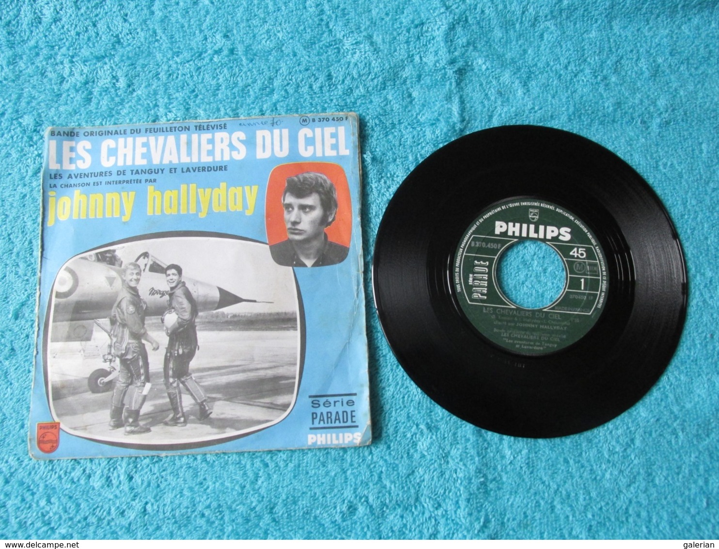 45 Tours 2 Titres 370450. Les Chevaliers Du Ciel. Bande Original Du Feuilleton Télévisé, Interprétée Par Johnny Hallyday - Música De Peliculas