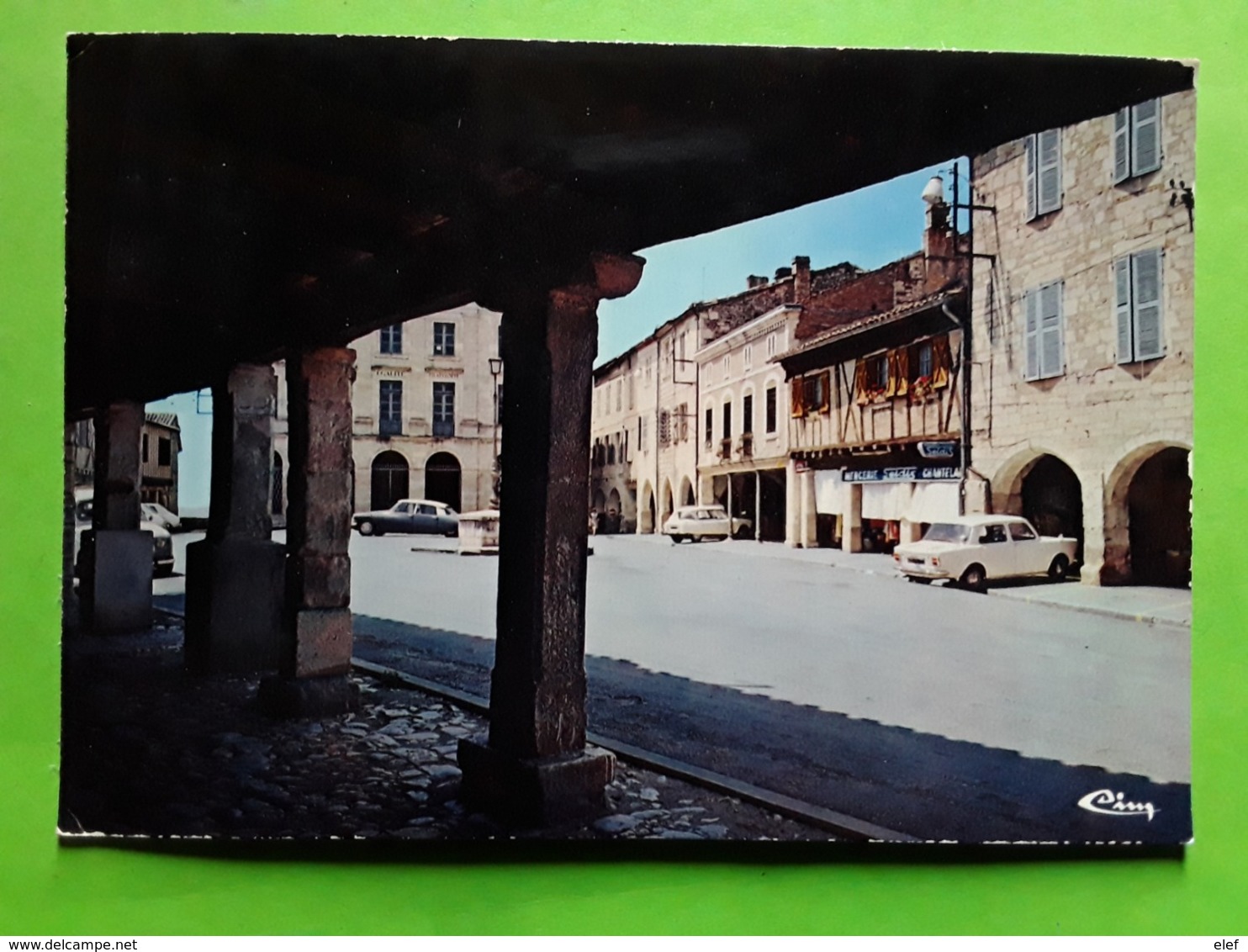 MONTPEZAT DE QUERCY,  Tarn Et Garonne,  Les Couverts,  Place De La Mairie,  Auto Simca DS CITROEN, Ami 8, TB - Montpezat De Quercy