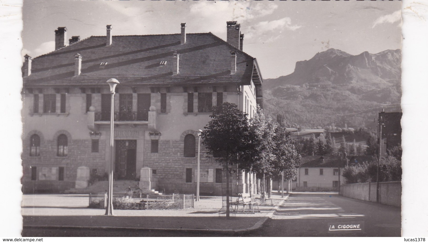 04 / BARCELONNETTE / L HOTEL DE VILLE / AU FOND LE CHAPEAU DE GENDARME / CIRC 1956 - Barcelonnette