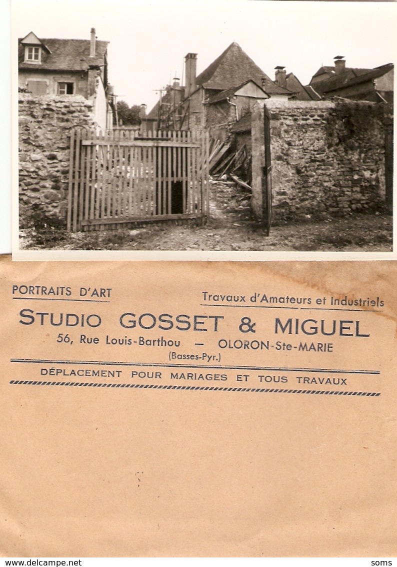 Lot De 4 Photographies Du Studio Gosset à Oloron-Ste-Marie (64), Travaux Sur Une Maison, Photos Vers 1950, 404 Peugeot - Orte