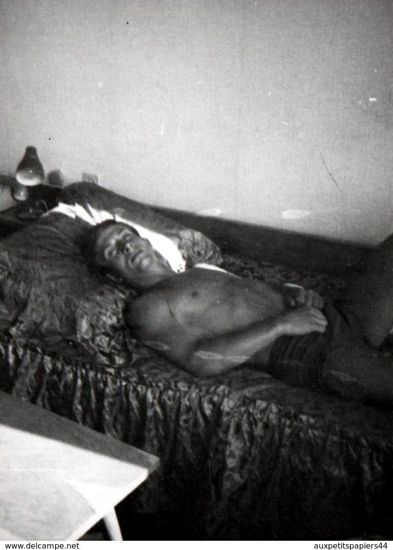 Photo Originale Gay & Playboy Sexy Torse Nu Se Réveillant De La Sieste Sur Son Lit Vers 1960/70 - Anonyme Personen