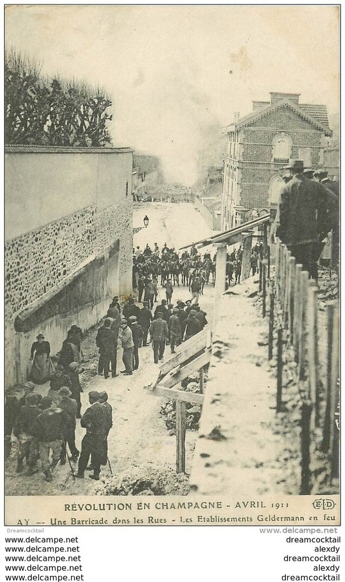 WW 51 AY EN CHAMPAGNE. Une Barricade Des Rues Pendant La Révolution De 1911. Les Etablissements Geldermann En Feu - Ay En Champagne