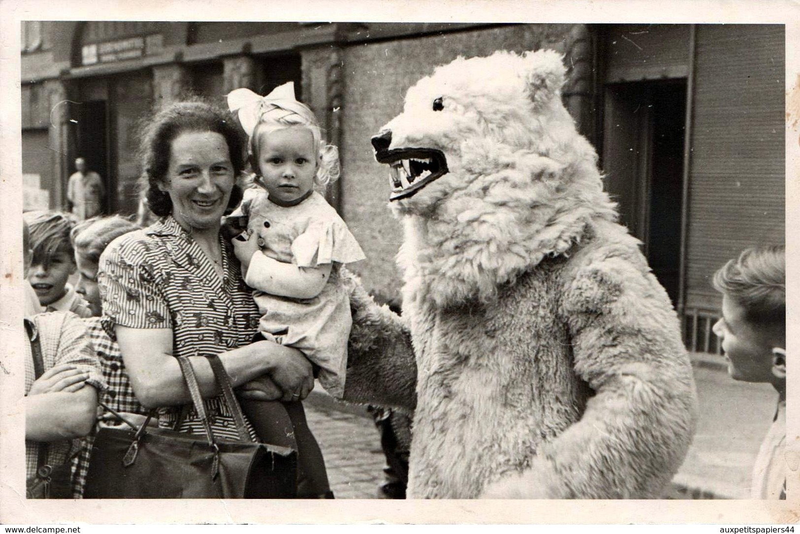 Carte Photo Originale Déguisement & Eisbär - Ours Polaire, Une Mère Et Sa Fille En Sortie D'école Vers 1940/50 - Anonyme Personen