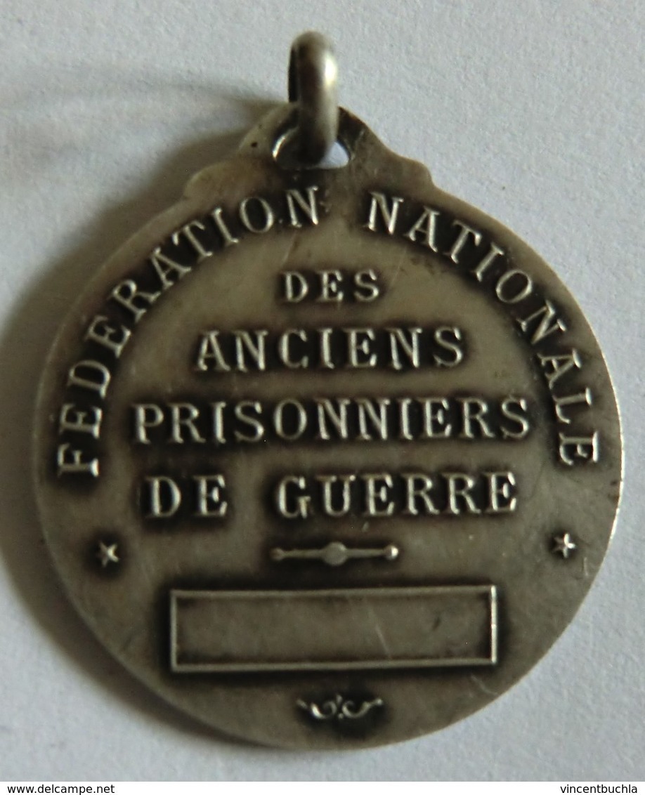 Médaille F.N.A.P.C Fédération Nationale Des Anciens Prisonniers De Guerre Signé H. Bargas 23mm Métal Argenté - France