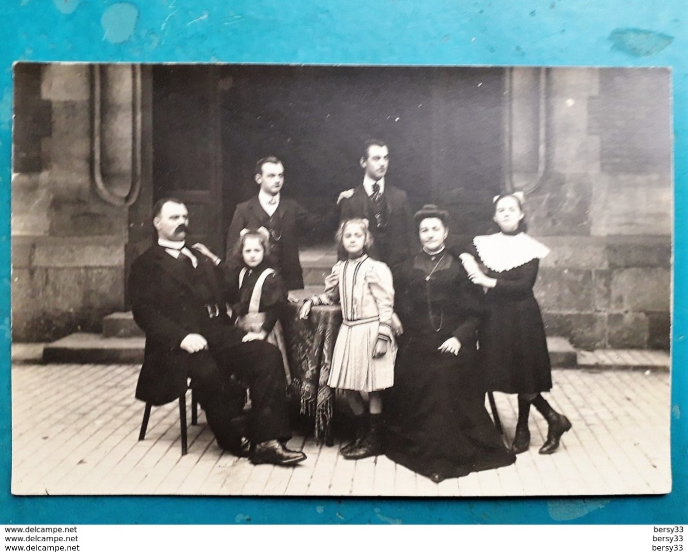 CPA - Carte Photo -  Famille Adressant Souhaits Pour 1914 à Mme DHEURLE Café Du GLOBE 48 Pl. D'Armes à CALAIS - Neujahr