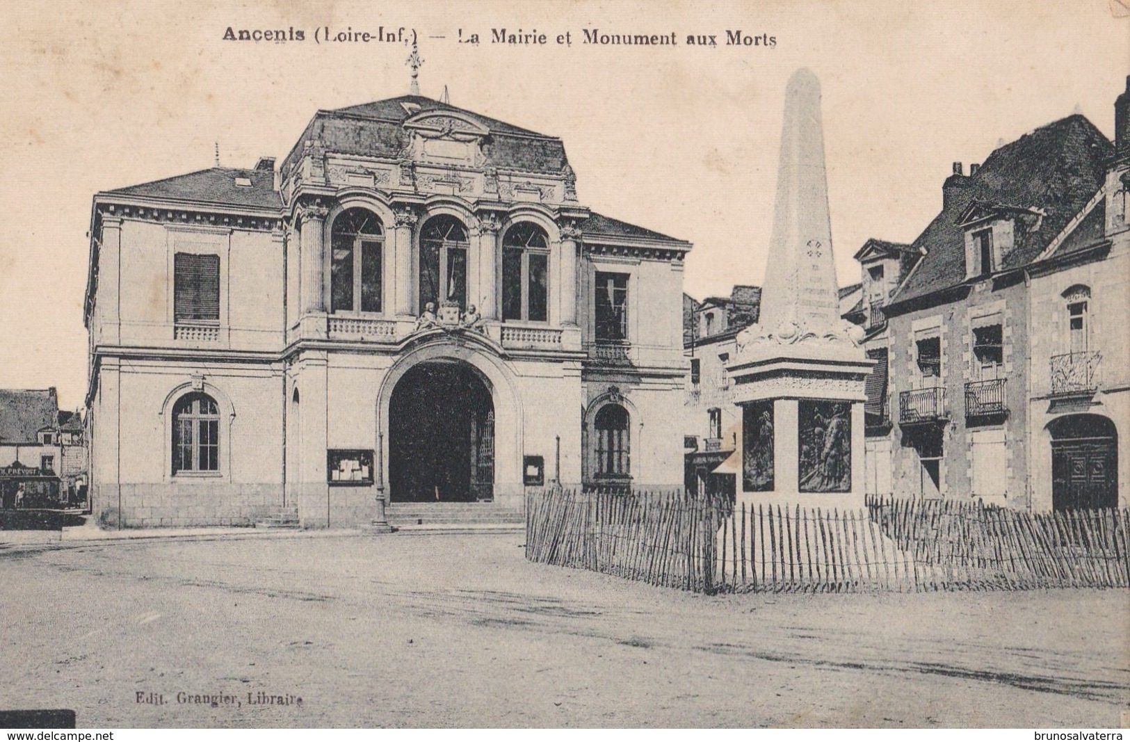 ANCENIS - La Mairie Et Monument Aux Morts - Ancenis