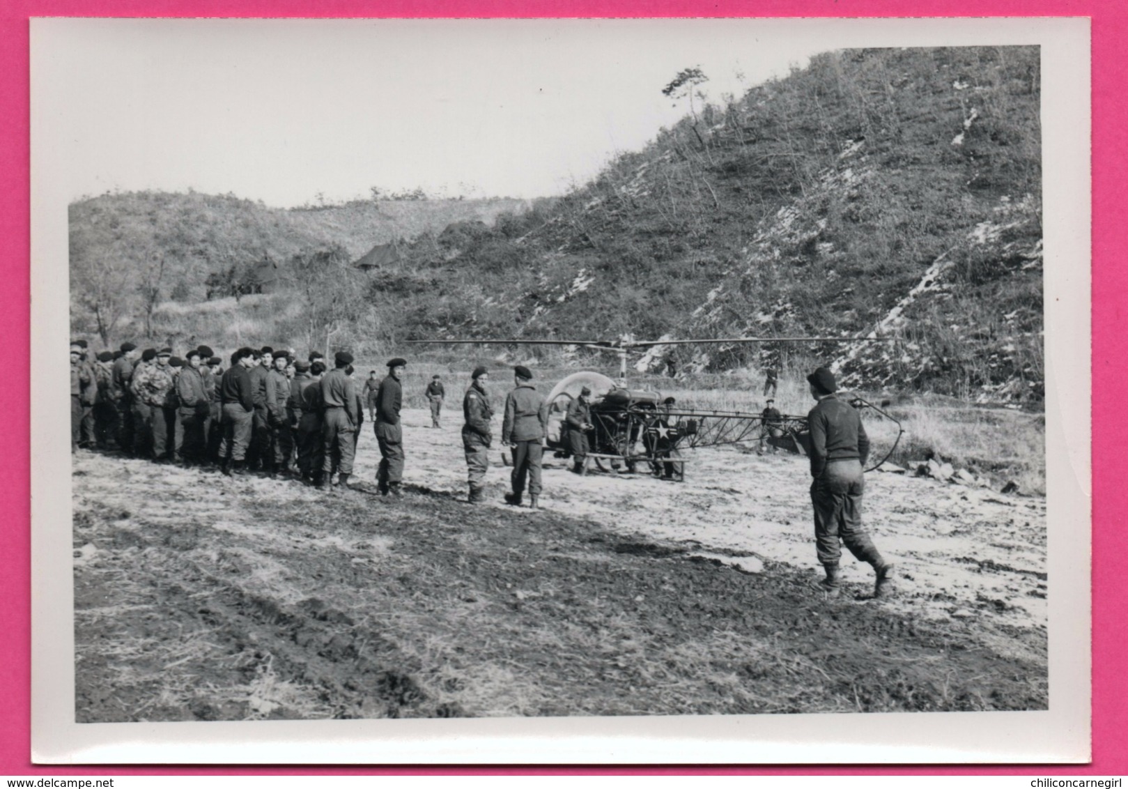 Photo WW2 - Armée Belge Corée - Militaire - Nombreux Sont Les Curieux Venus Assister à L'arrivée De L'Hélicoptère - Guerre, Militaire