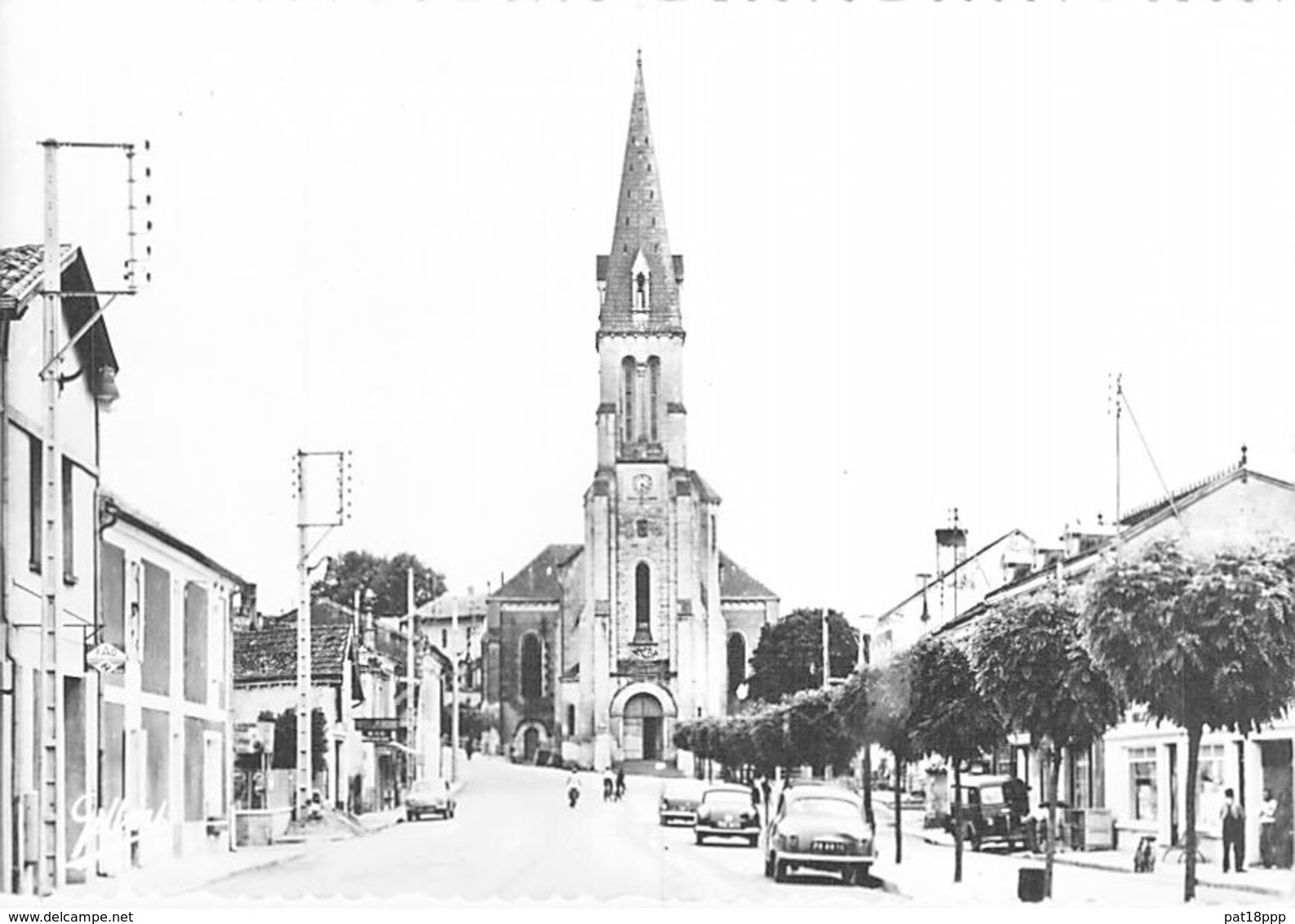 24 - MUSSIDAN : Quartier De L'Eglise - Jolie CPSM Dentelée Noir Blanc Grand Format - Dordogne - Mussidan