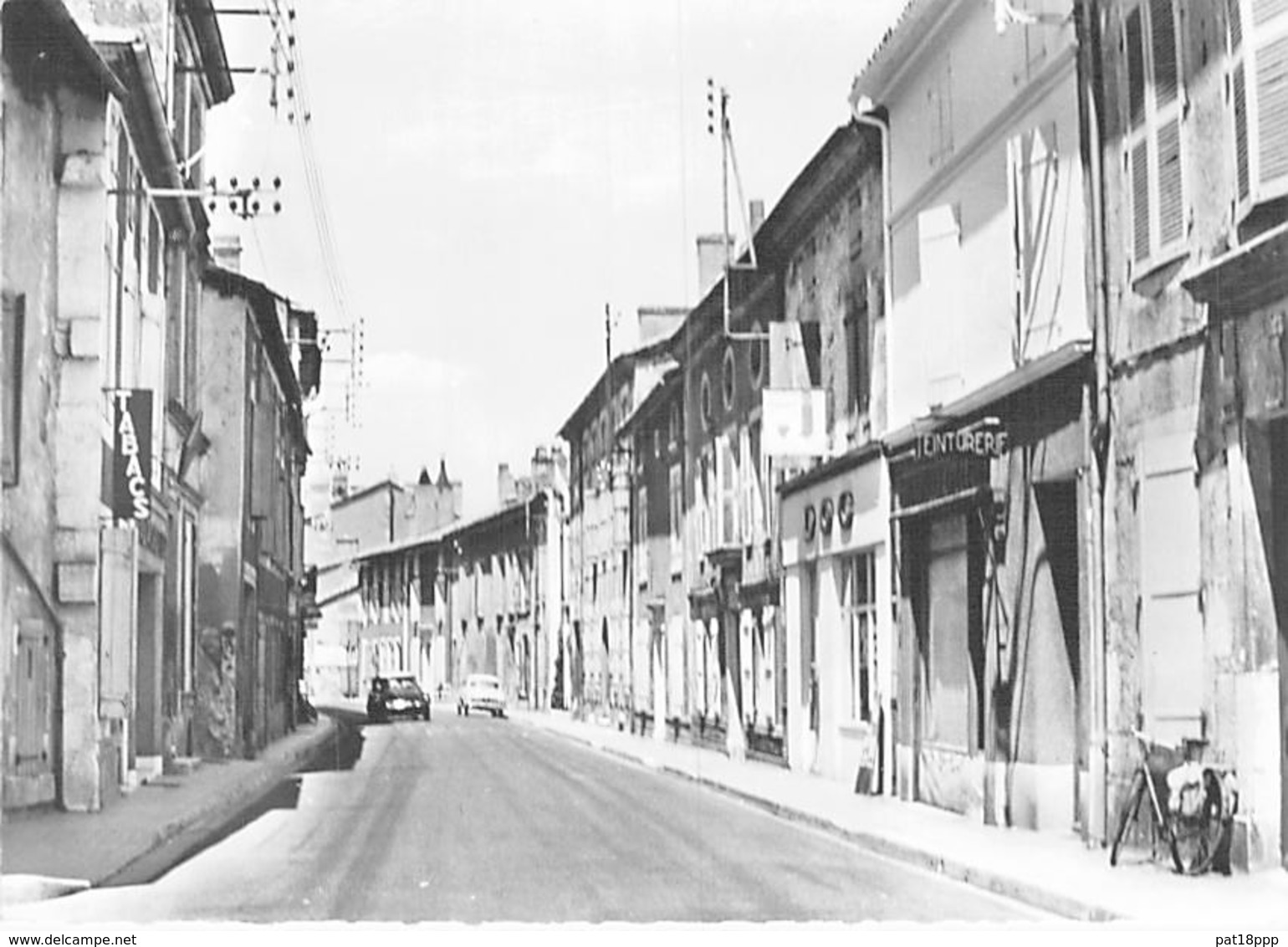 16 - LA ROCHEFOUCAULT La Grande Rue ( Commerces Epicerie Magasin J - Tabac ) CPSM Dentelée N/B GF - Charente - Autres & Non Classés