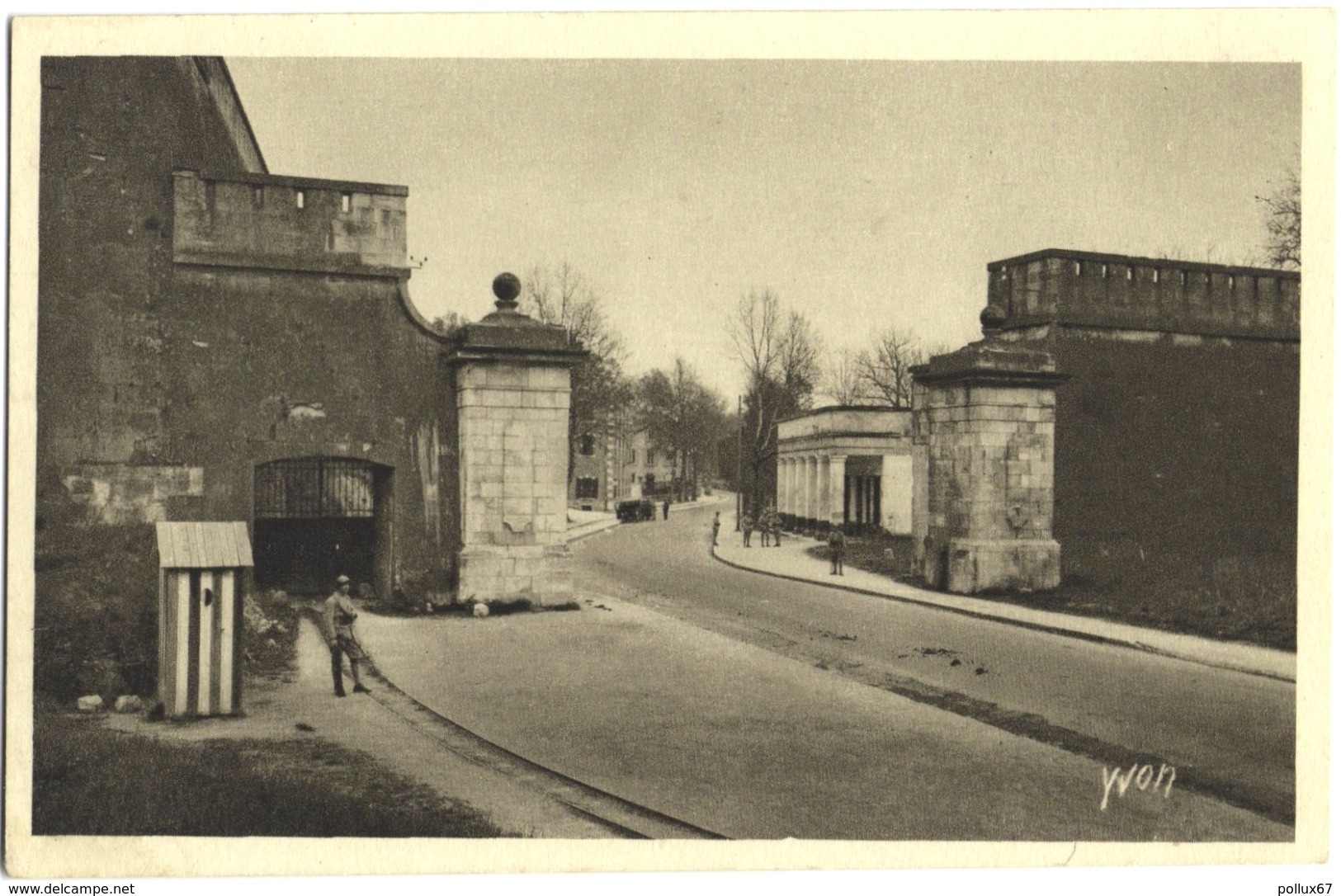 CPA DE VERDUN  (MEURTHE ET MOSELLE)  LES FORTIFICATIONS, LA PORTE NEUVE - Verdun