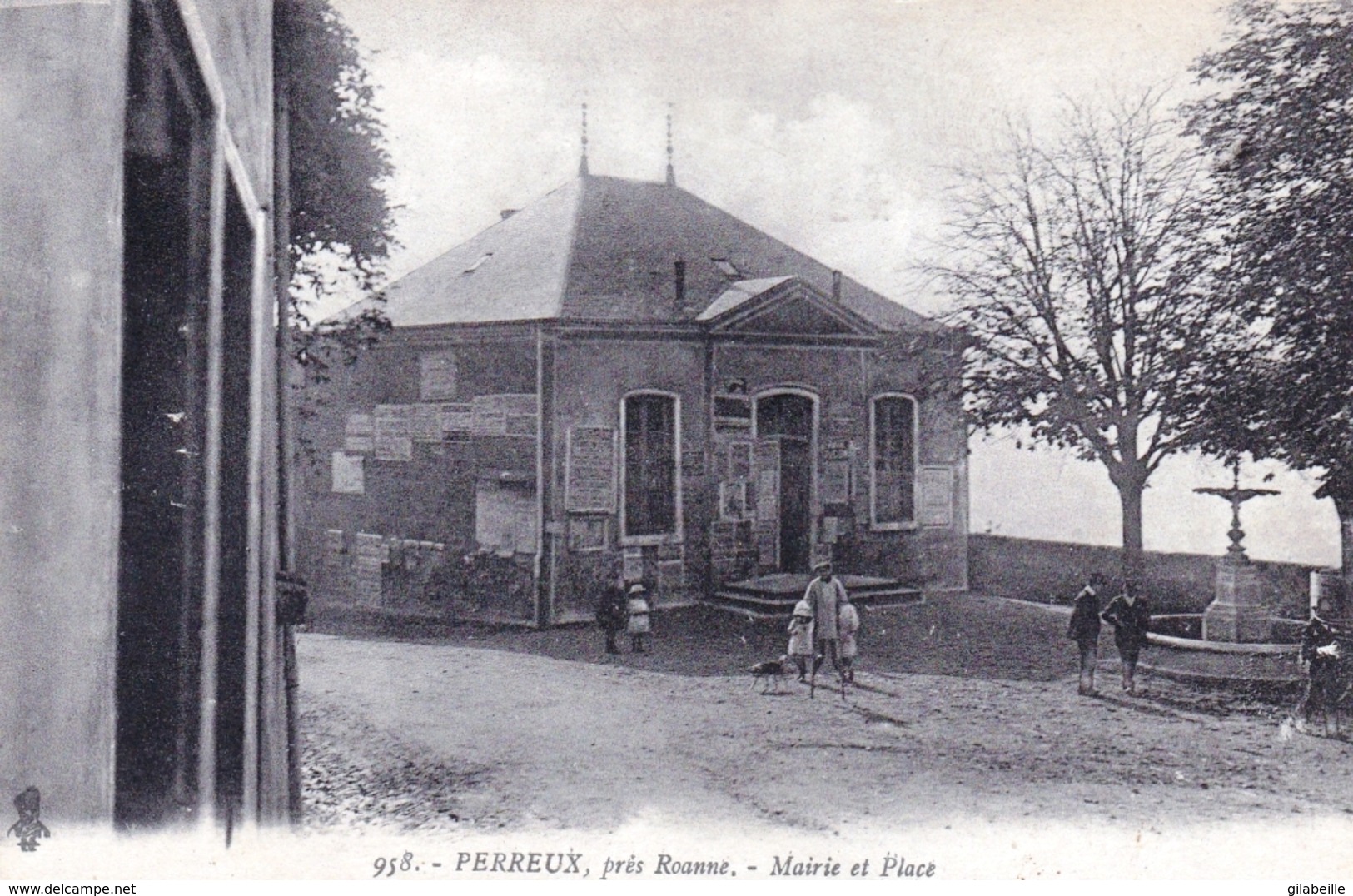 42 - Loire - PERREUX Pres Roanne - Mairie Et Place - Other & Unclassified