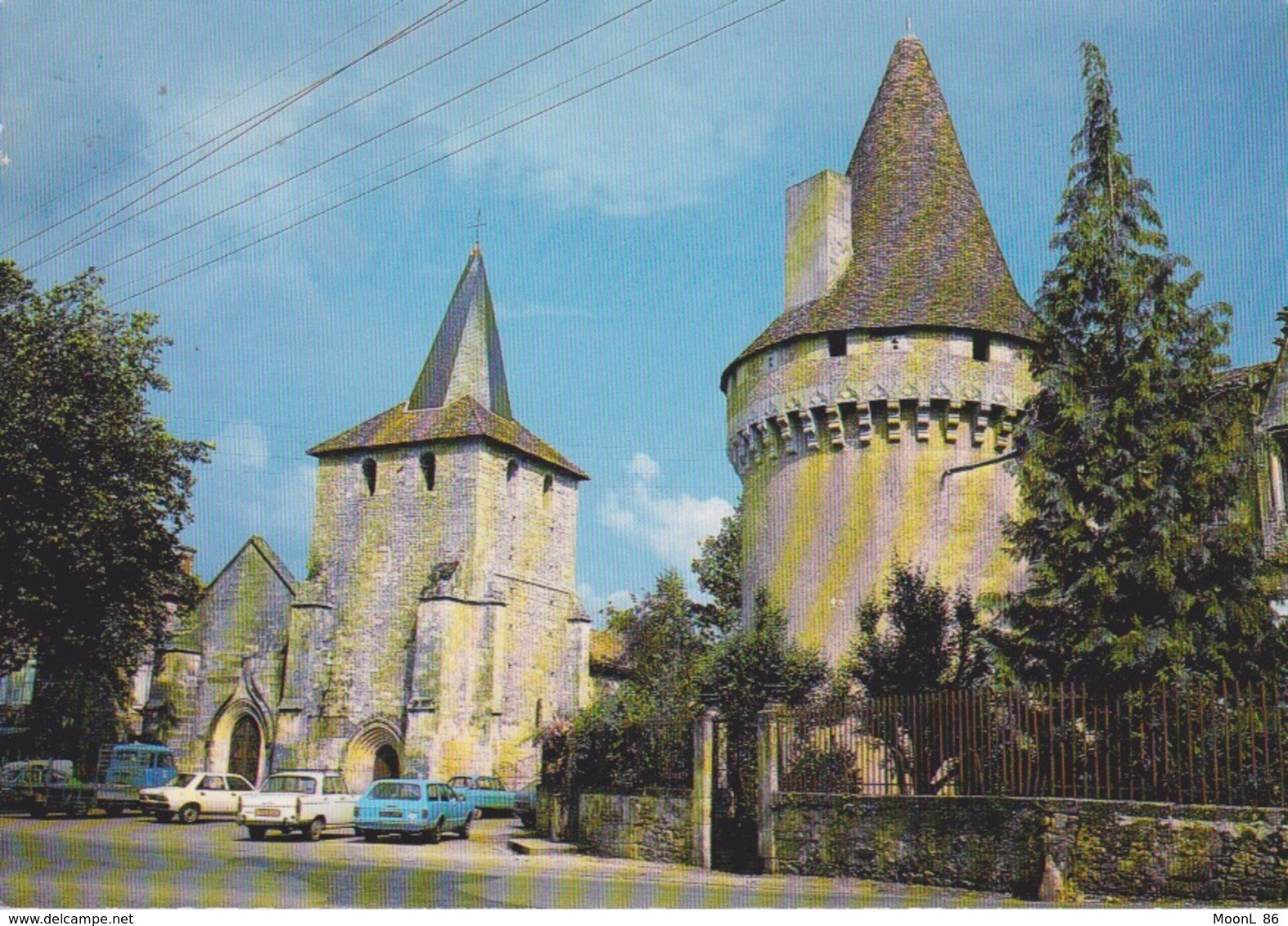 ANCIENNE AUTOMOBILE -CITROEN  PEUGEOT  SIMCA - AU CHATEAU DE JAVERLHAC - EGLISE - Passenger Cars