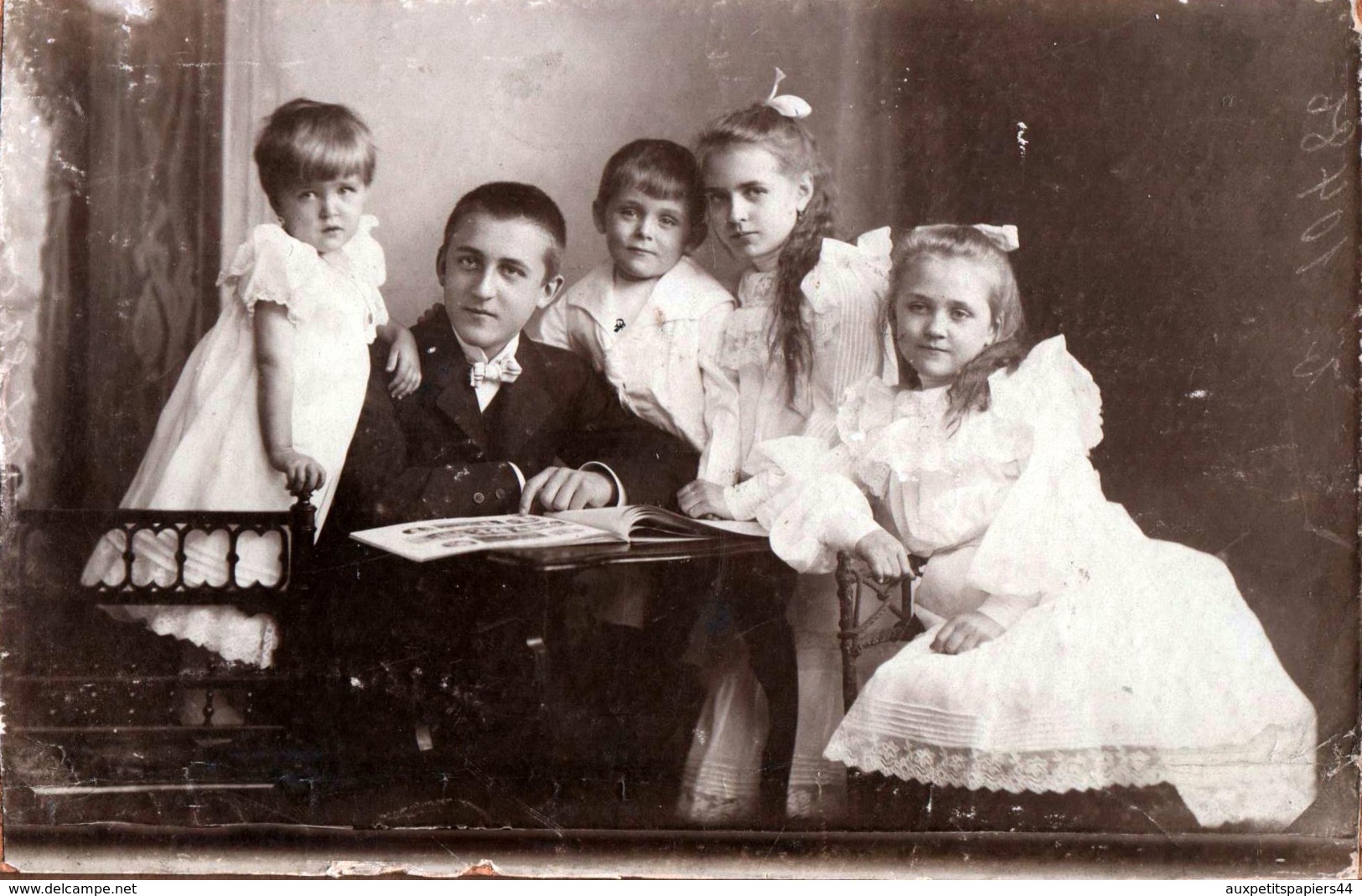 Grand Tirage Photo Studio Albuminé Original Cartonné - Un Grand Frère Faisant La Lecture Aux 4 Petits En 1908 - Hoffman - Personnes Anonymes