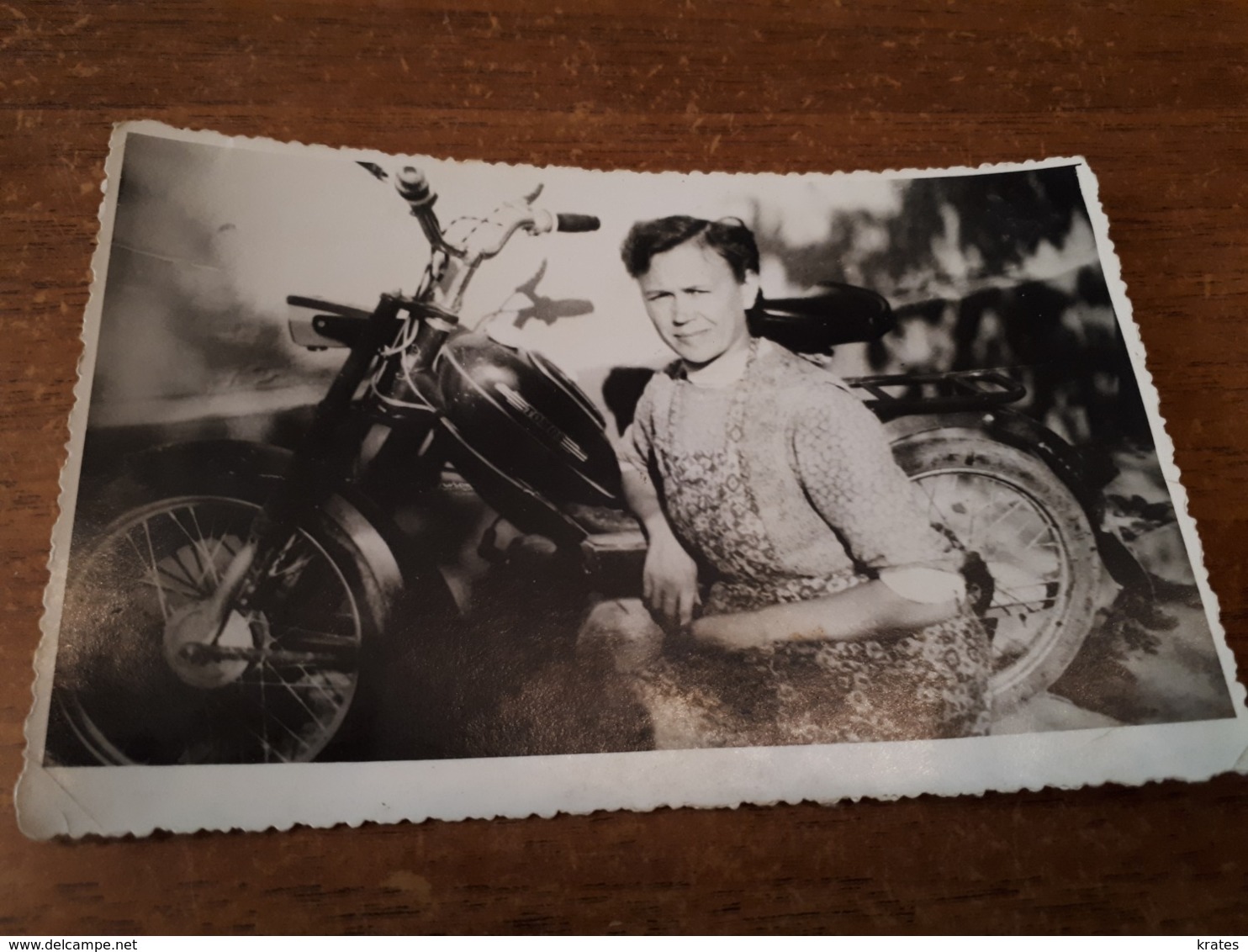 Postcard - Woman And Motorbikes, Tomos      (28393) - Motorbikes