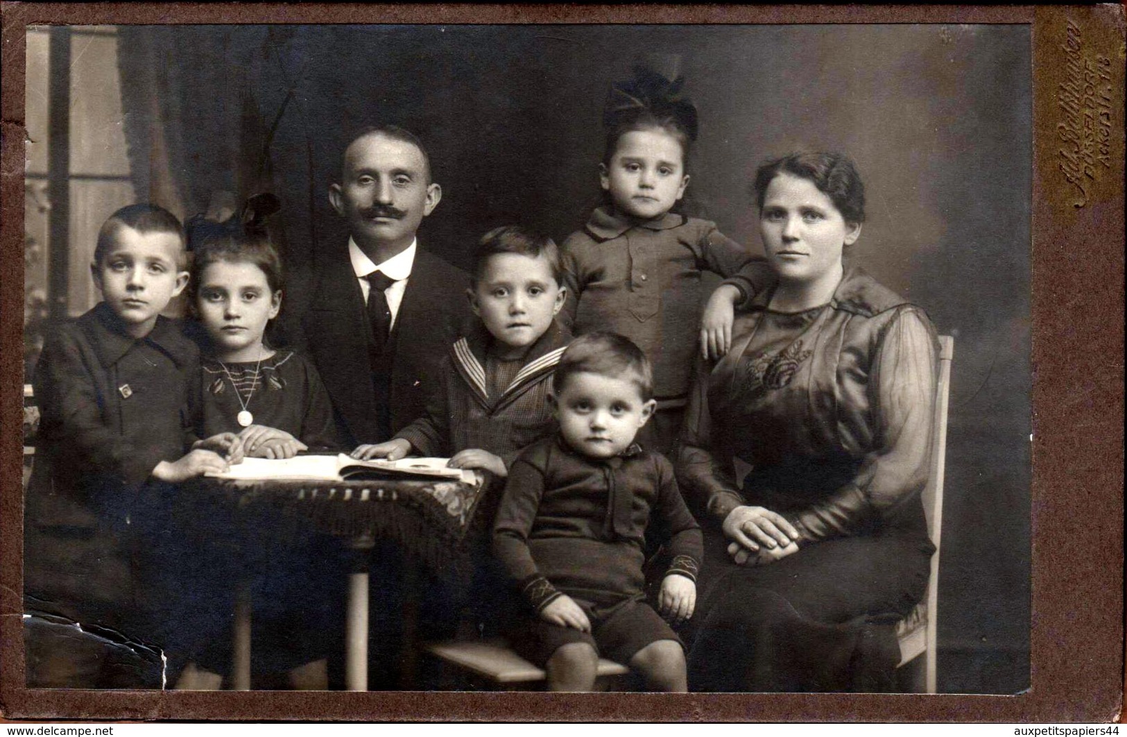 Grand Tirage CDV - Photo Albuminé Original Cartonné Portrait De Famille En Studio à Düsseldorf Vers 1900 - Anciennes (Av. 1900)