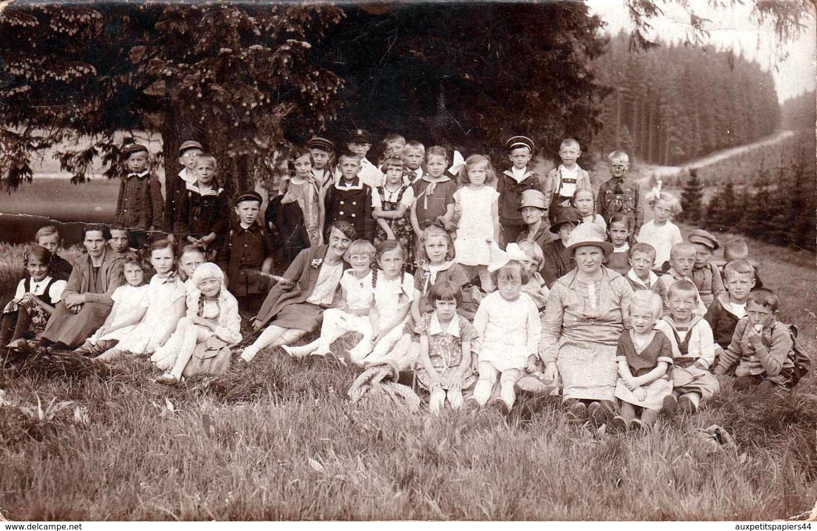 Carte Photo Originale Scolaire, écoliers En Sortie Classe Verte Vers 1920/30 - Personnes Anonymes