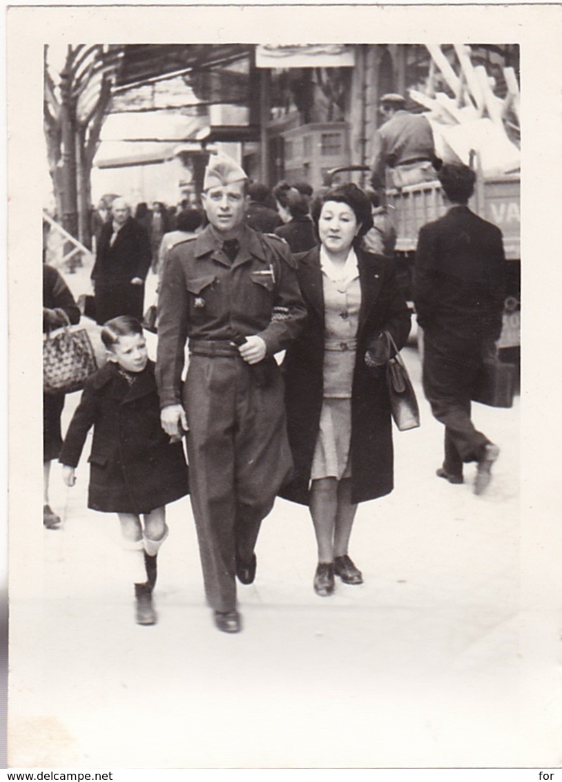 7ém R. T. A. : Soldat Avec Sa Femme Et Enfant Au Départ De Toulon : ( Format 9cm X 6,5cm ) - Guerra, Militari