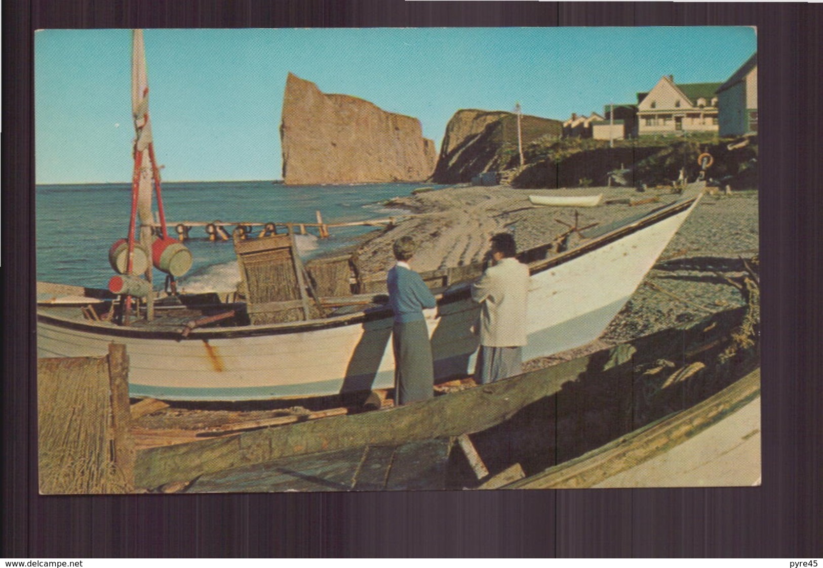 CANADA PERCE VUE A TRAVERS DE LA PLAGE NORD - Percé