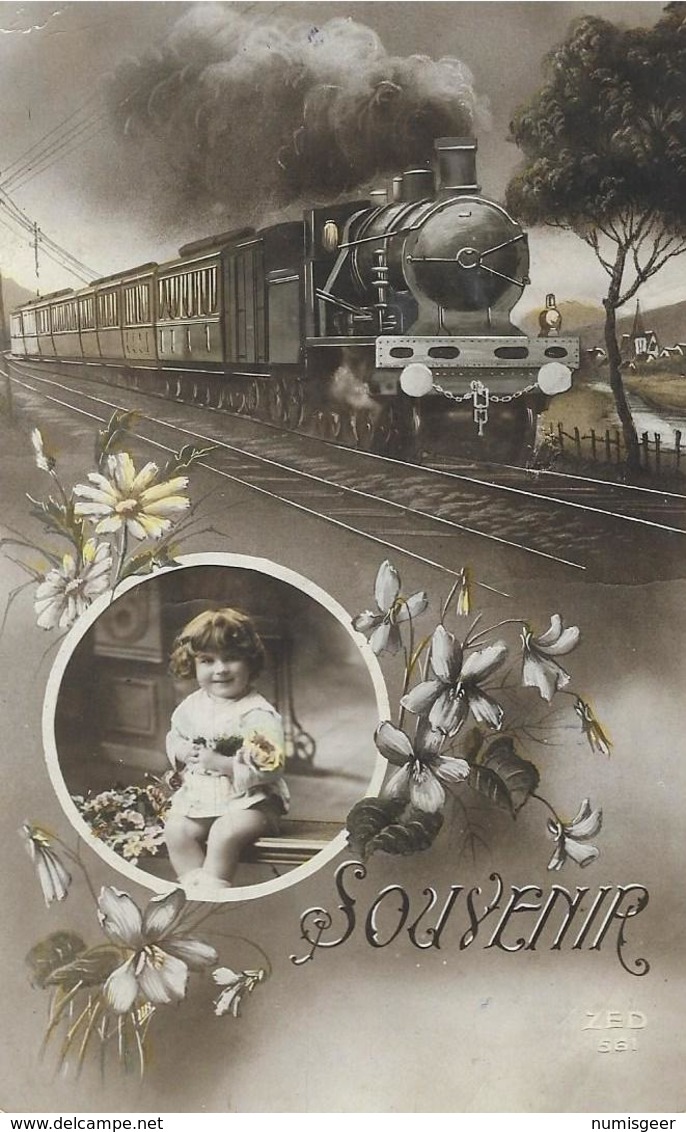 SOUVENIR  - Petite Fille Assise Avec Fleurs Et Train à Vapeur Passant Derrière Elle - Altri & Non Classificati