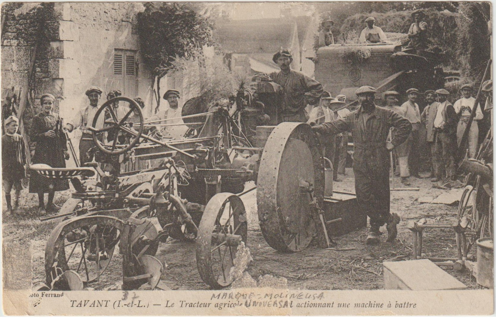 CPA  37 TAVANT  LE TRACTEUR AGRICOLE UNIVERSAL ACTIONNANT UNE MACHINE A BATTRE - Autres & Non Classés