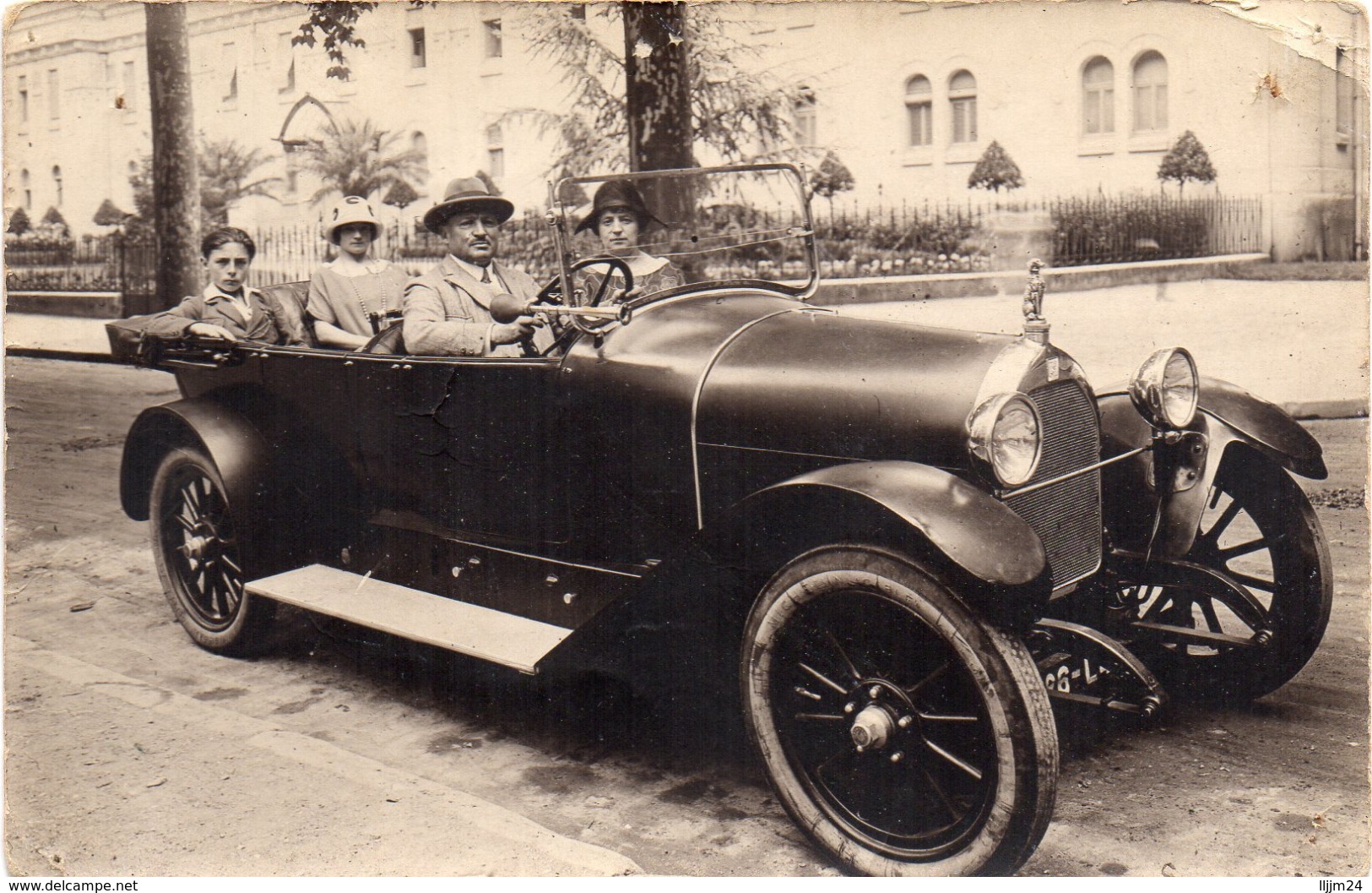 - Voiture Ancienne - Le Bouchon De Radiateur Représente Un Chien Assis - - Passenger Cars