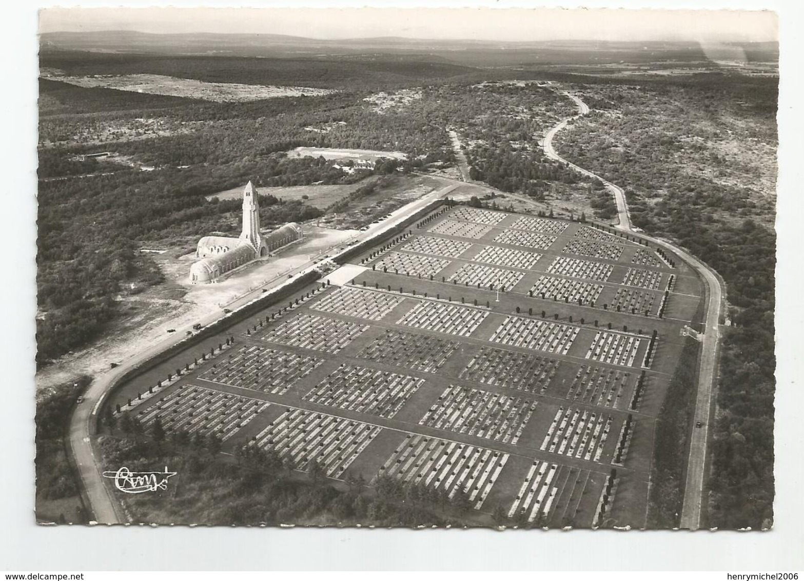 Meuse 55 Douaumont Le Cimetière National Vue Aérienne Tranchée Des Baionnettes Ossuaire A Droite Le Fort - Douaumont