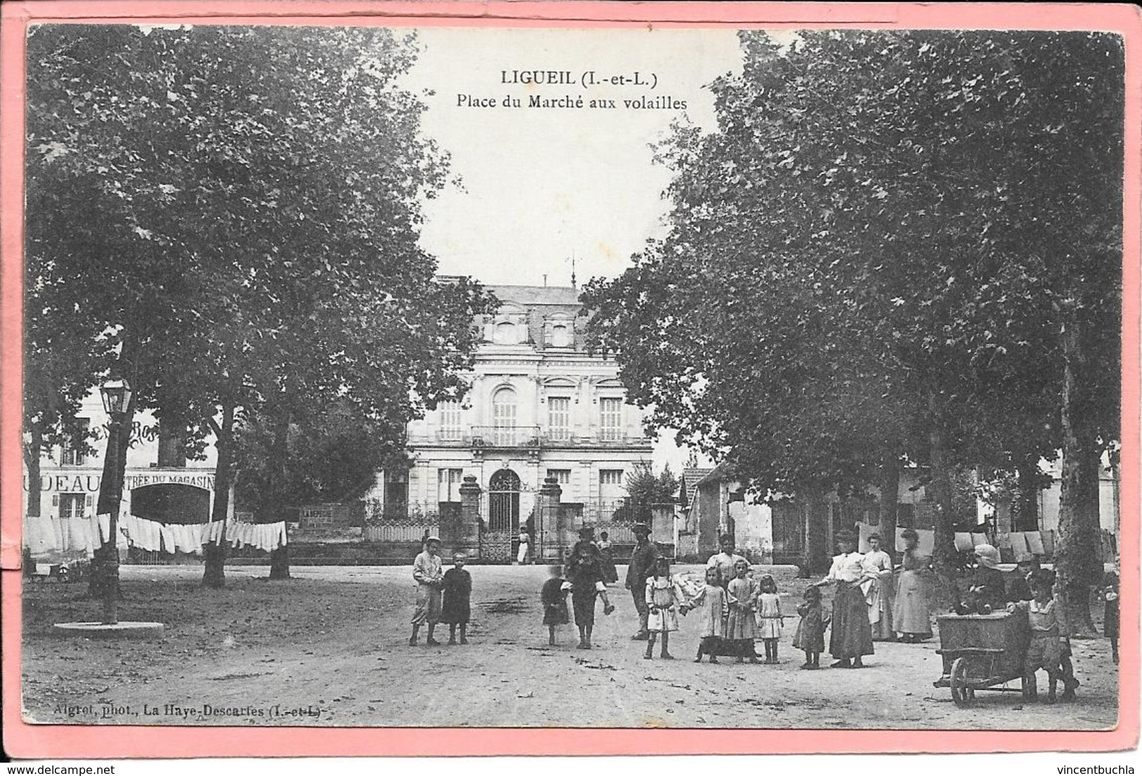 Ligueil - Place Du Marché Aux Volailles - Autres & Non Classés