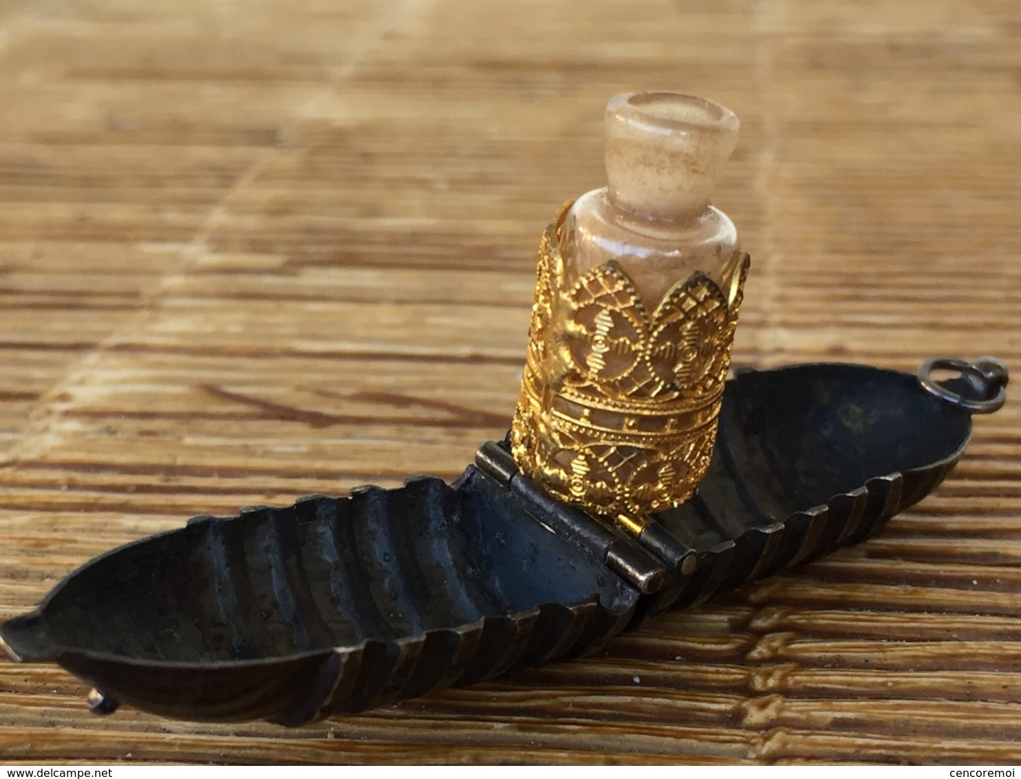 Très Joli Pendentif Ancien En Métal Gravé Biarritz, Garni à L'intérieur D'un Petit Flacon à Poudre Ou à Parfum - Miniaturas (en Caja)