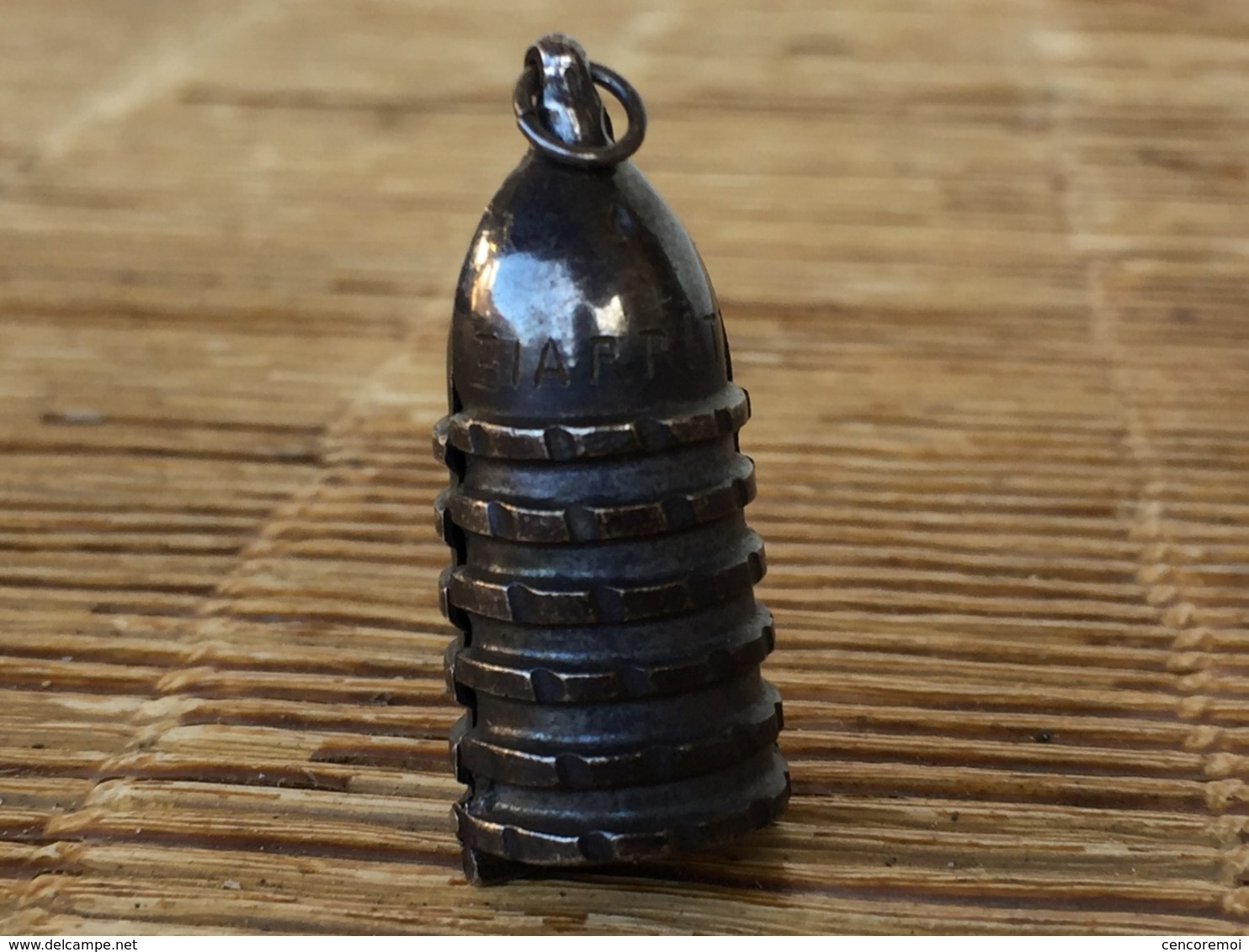 Très Joli Pendentif Ancien En Métal Gravé Biarritz, Garni à L'intérieur D'un Petit Flacon à Poudre Ou à Parfum - Miniaturas (en Caja)