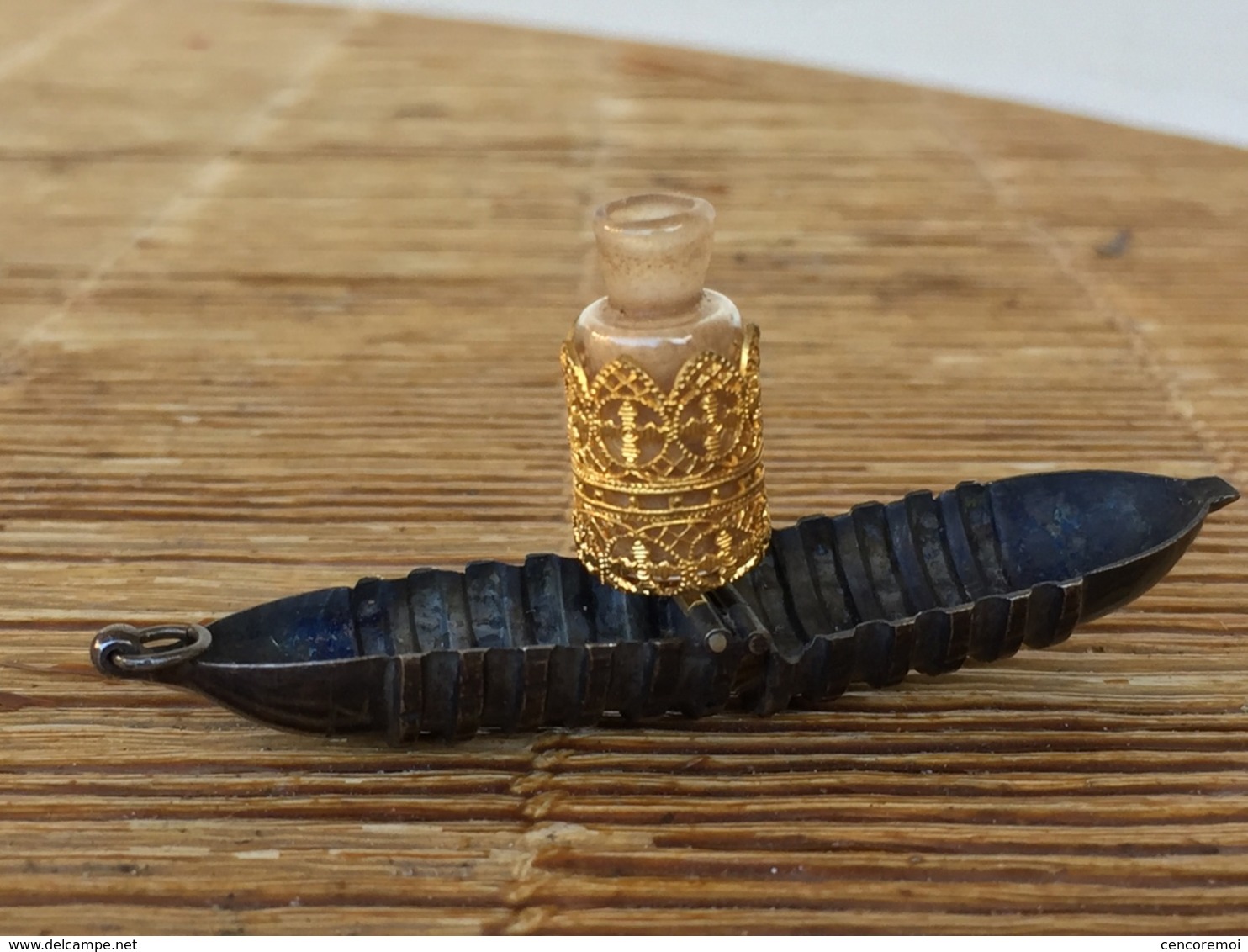 très joli pendentif ancien en métal gravé Biarritz, garni à l'intérieur d'un petit flacon à poudre ou à parfum