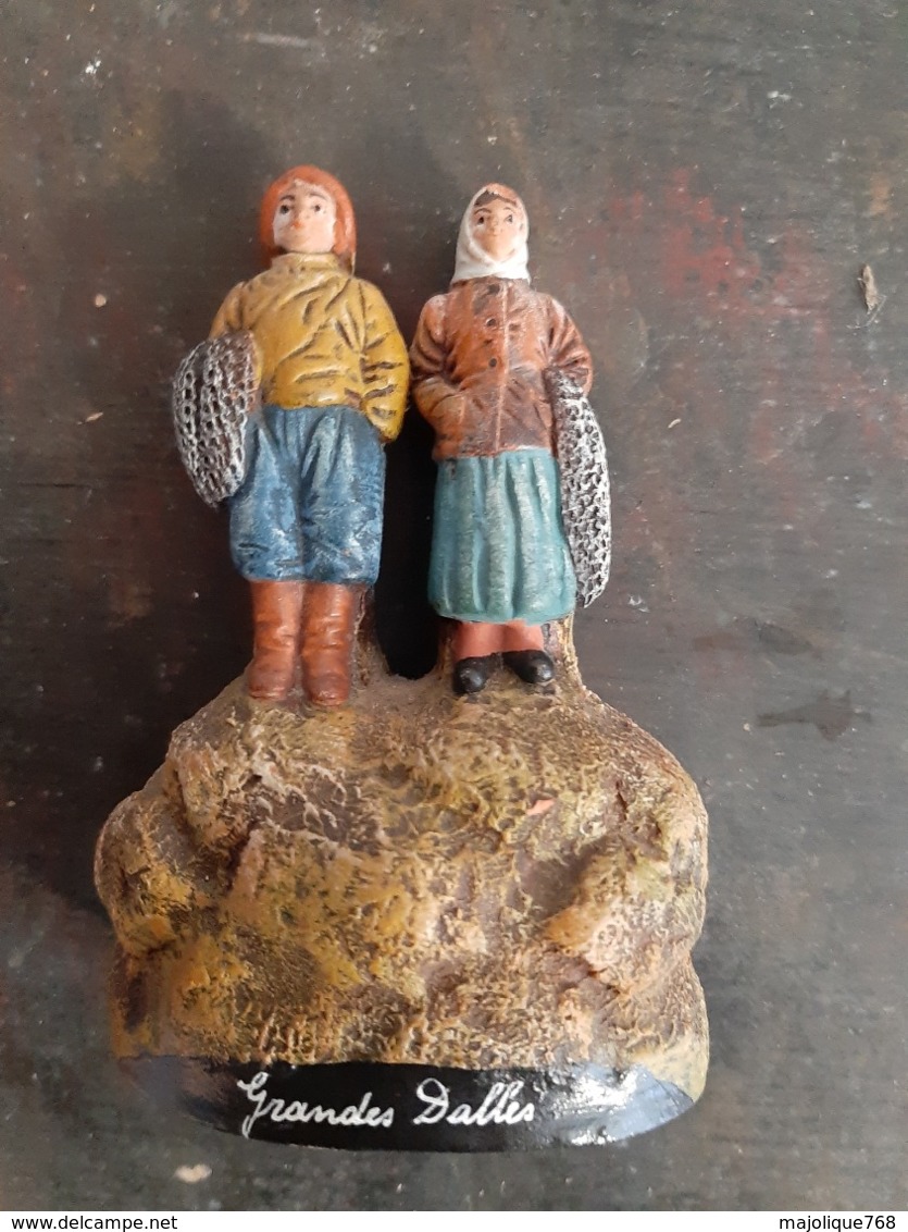 Ancien Souvenir Des Grandes Dalles De Bord De Mer Couple De Pécheur En Terre Cuite - - Altri & Non Classificati