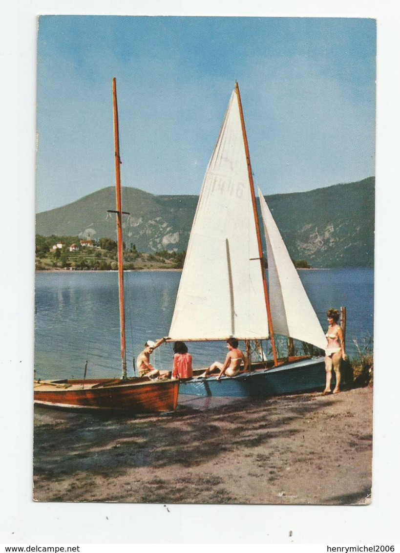 73 Savoie - Lac D'aiguebelette Voilier Au Repos Vue Sur Chapelle De St Alban De Montbel - Andere & Zonder Classificatie