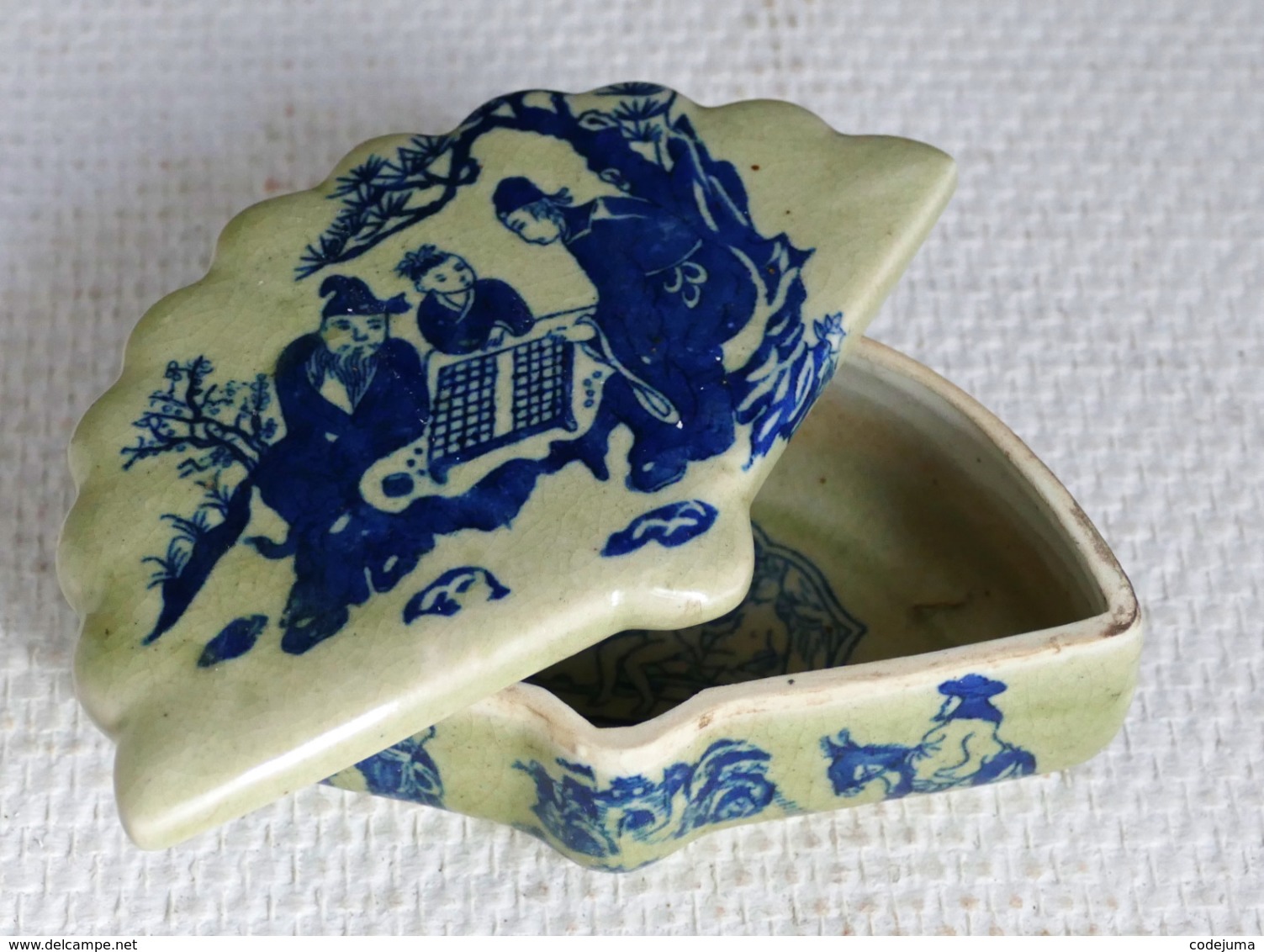 Boite Ancienne En Evantail En Porcelaine Chinoise Dessin Erotique A L Interieur - Aziatische Kunst