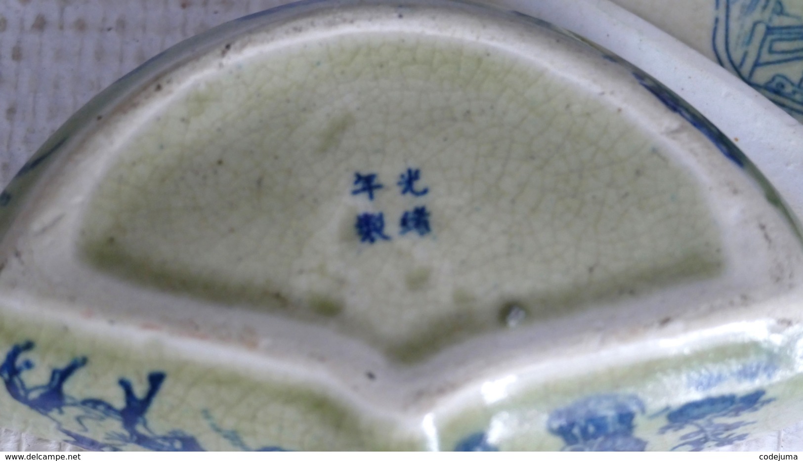 Boite ancienne en Evantail en porcelaine chinoise dessin erotique a l interieur
