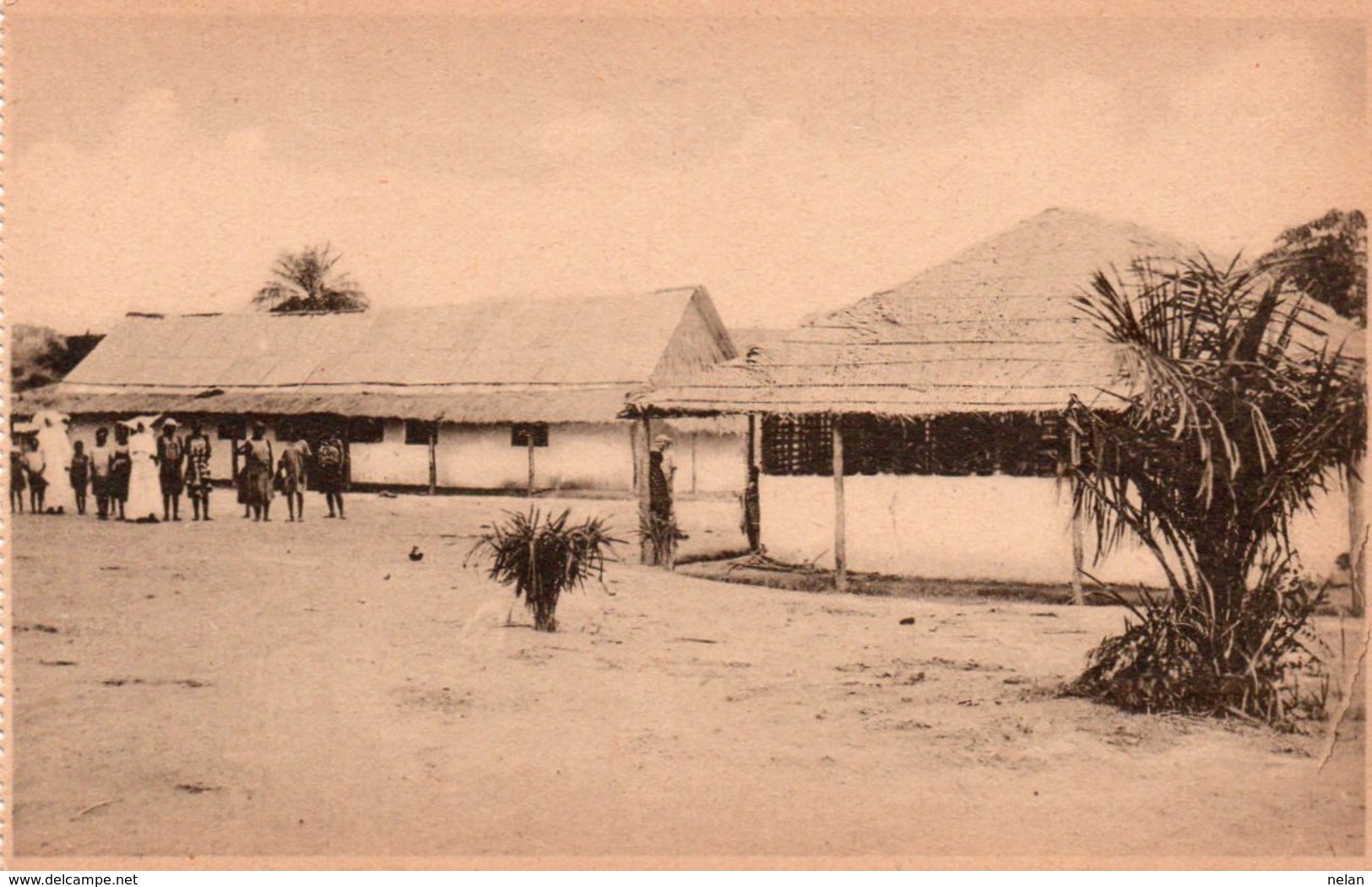 MISSION DES FILLES DE LA CHARITE DE ST. VICENT DE PAUL A NSONA-MBATA-LES MAISONS DES ENFANTS DES SOURES - Repubblica Centroafricana