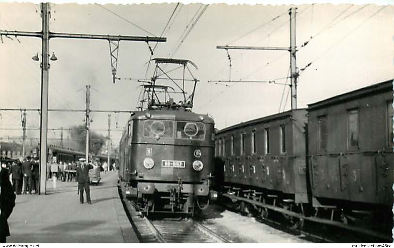241019 - PHOTO D BREHERET Chemin De Fer Gare Train - Années 1950 - 21 DIJON La Gare Loco BB-8167 Chef De Gare - Dijon