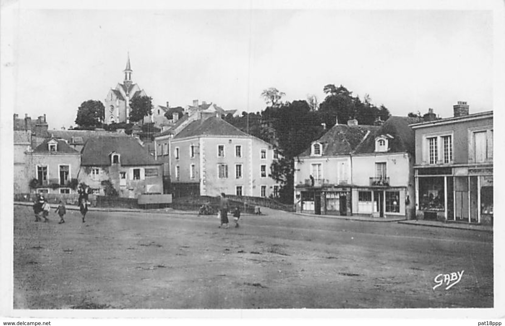 49 - SEGRE : Place Aristide Briand Et Chapelle St Joseph - CPSM Photo Noir Blanc Format CPA - Maine Et Loire - Segre