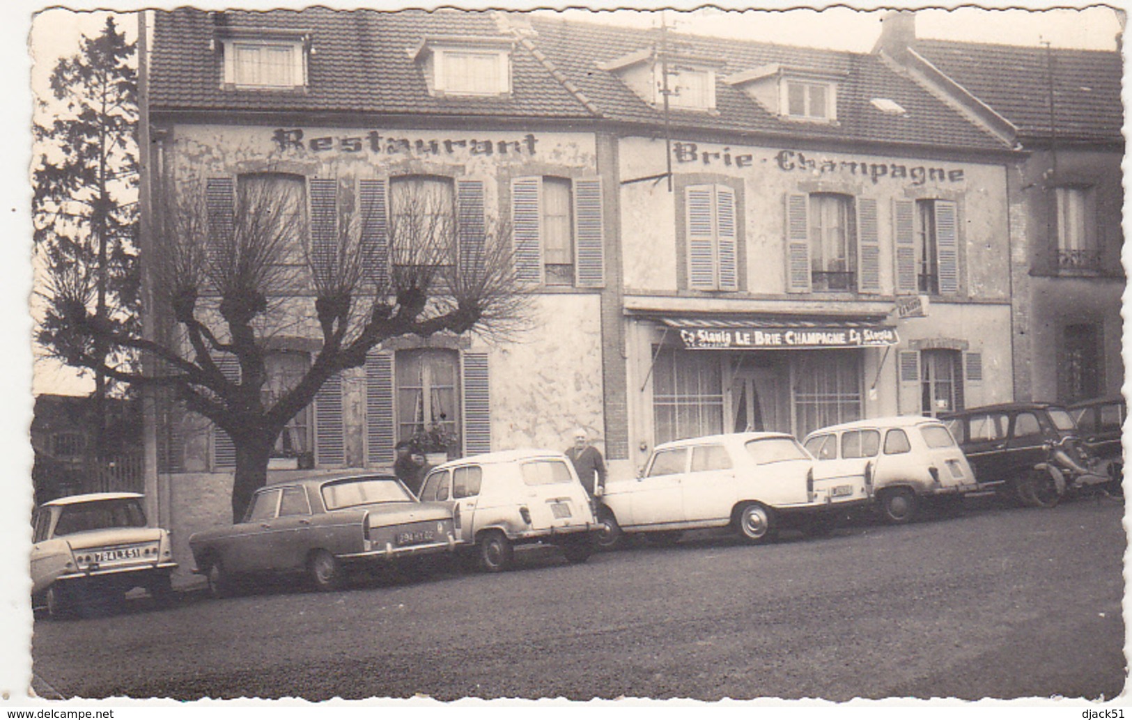 Photoghraphie / Voitures (Plaques 51 Et 02) Devant Le Restaurant Brie - Champagne / Renault 4L, Peugeot, Simca - Automobiles