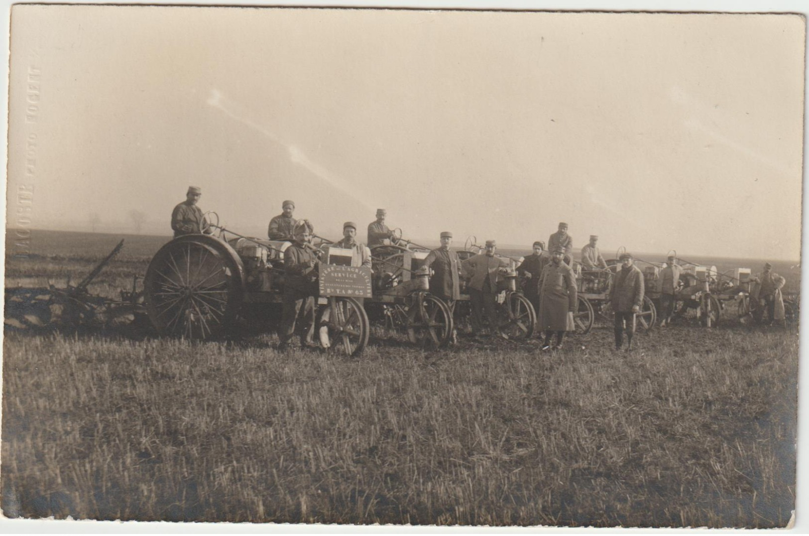 CPA   CARTE PHOTO MINISTERE DE L AGRICULTURE  BATTERIE 63  PHOTOGRAPHE LACOSTE PHOTO NOGENT - Tracteurs