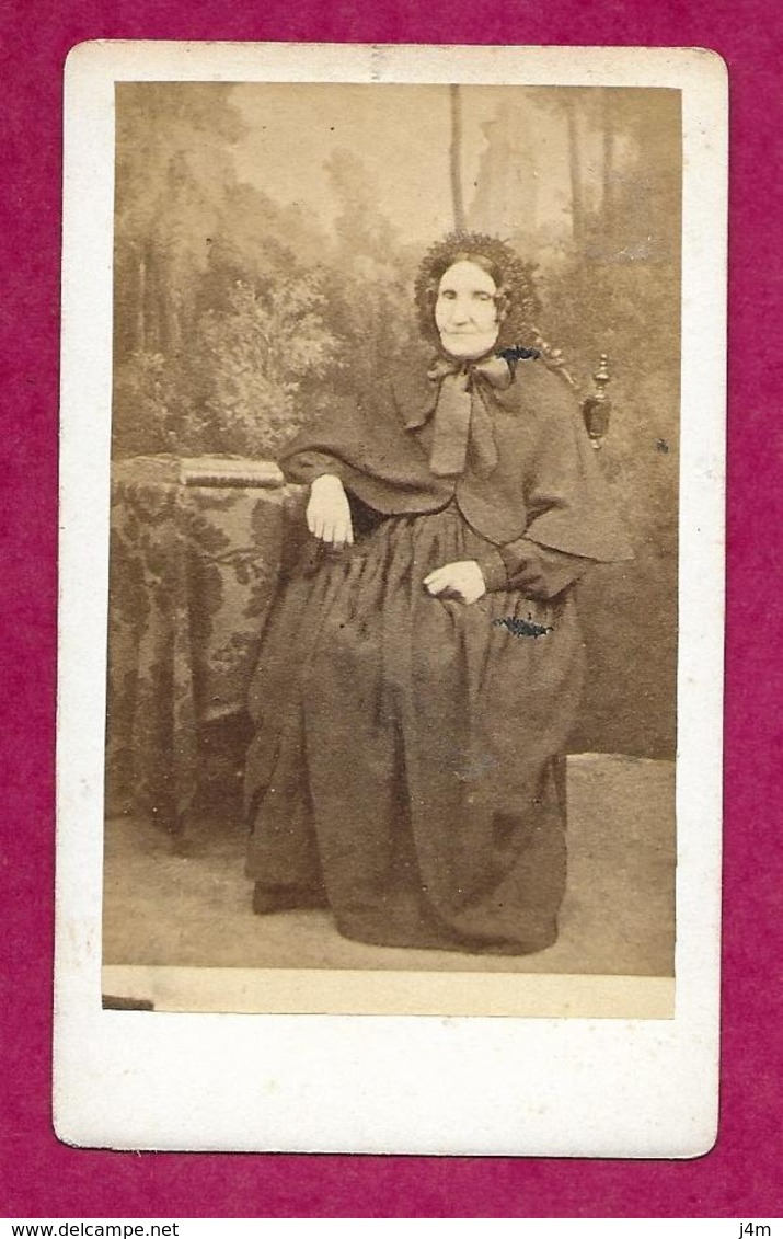 Ancienne PHOTO CDV Circa 1860.. FEMME, MODE TOILETTE. Avec Sa COIFFE - Old (before 1900)