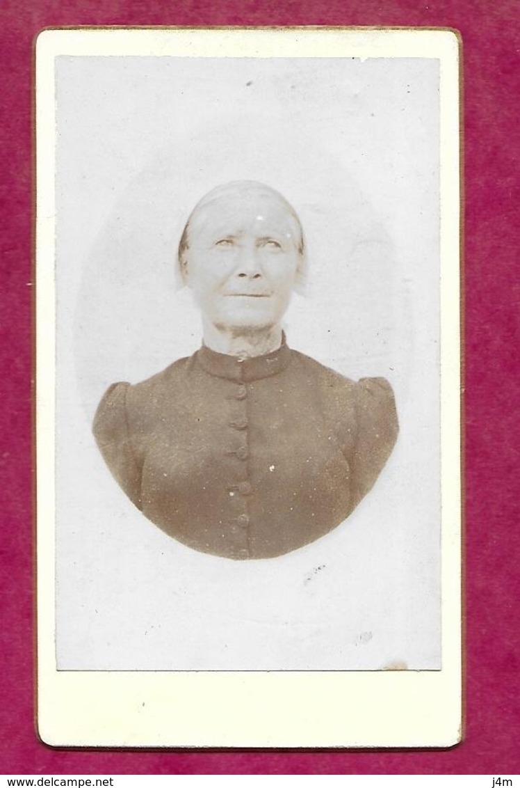 Ancienne PHOTO CDV Circa 1880.. FEMME, MODE TOILETTE., Avec Sa COIFFE - Old (before 1900)