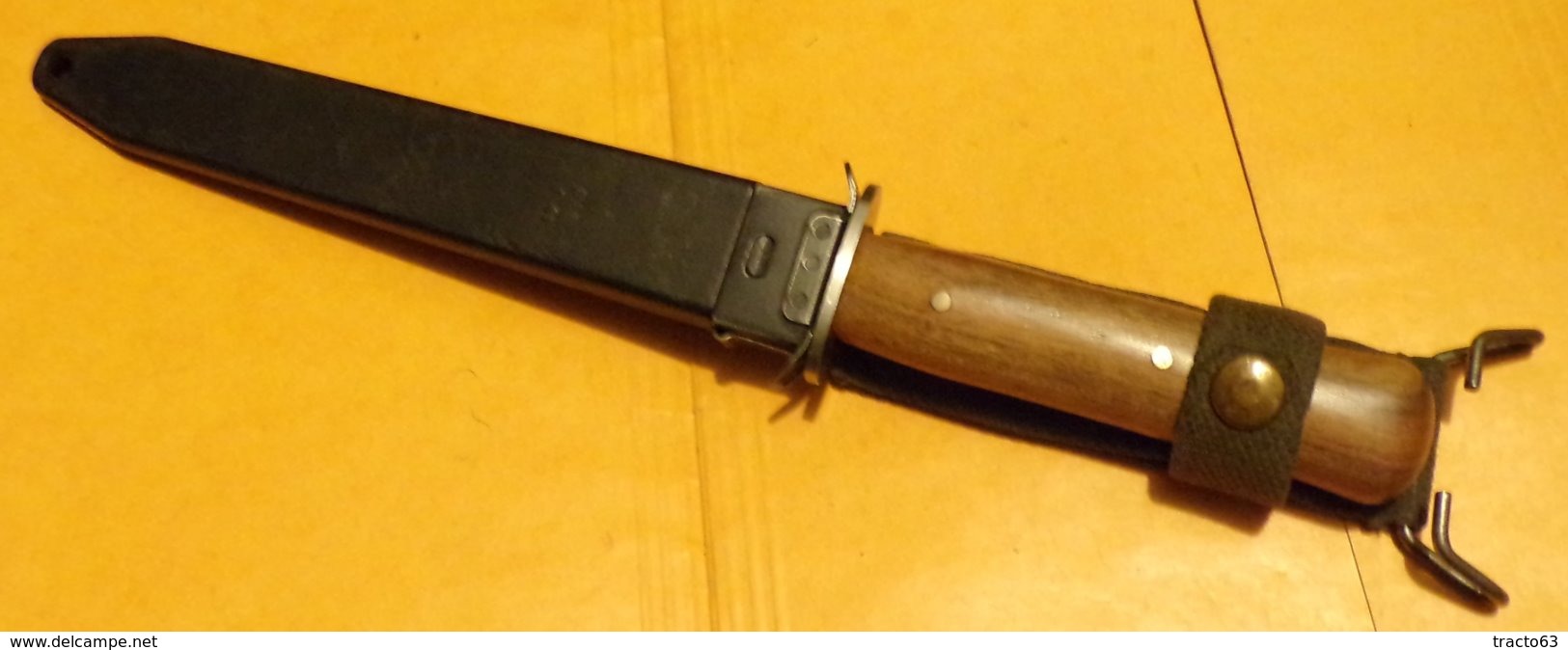 COUTEAU DE CHASSE AVEC UN ETUI DE BAIONNETTE POUR LE PORT AU CEINTURON   , EN  BON ETAT VOIR PHOTOS  . - Knives/Swords