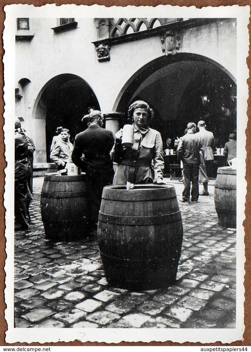 Photo Originale A La Tienne à La Maison De Hofbräu à Munich - Hofbräu Oktoberfestbier - In München Hofbräu Haus 1930's - Orte