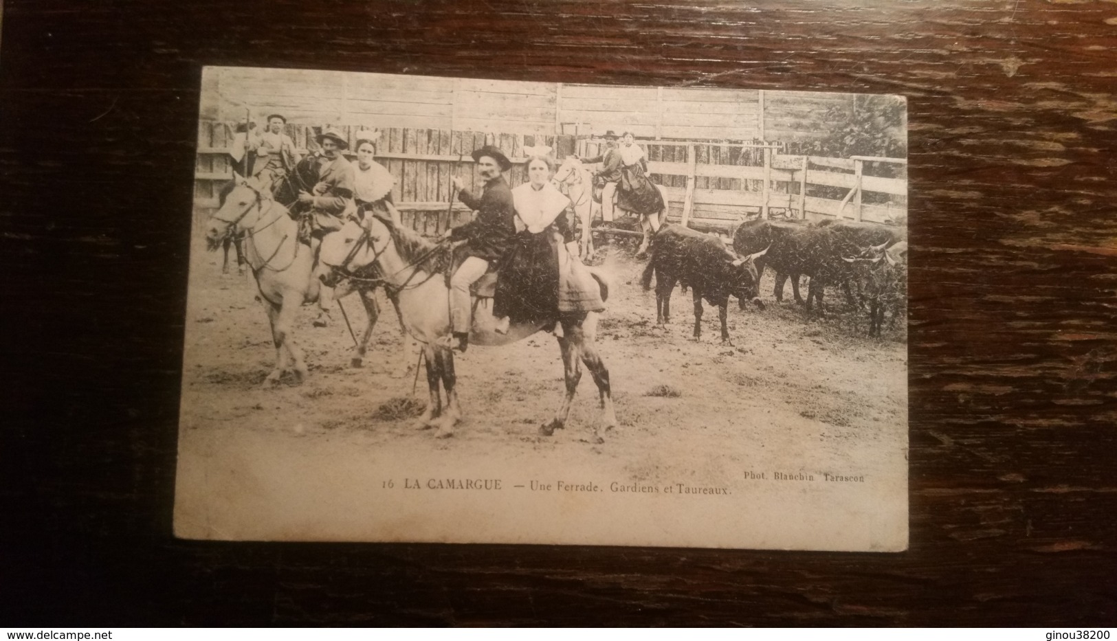 B1/LA CAMARGUES -une Ferrade -gardiens Et Taureaux - Other & Unclassified