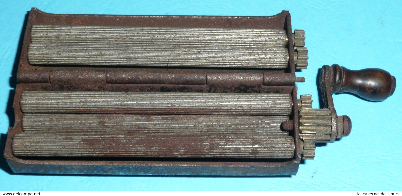 Rare Ancienne Rouleuse De Cigarette En Métal LE POPULAIRE E.T Paris Déposé - Altri & Non Classificati