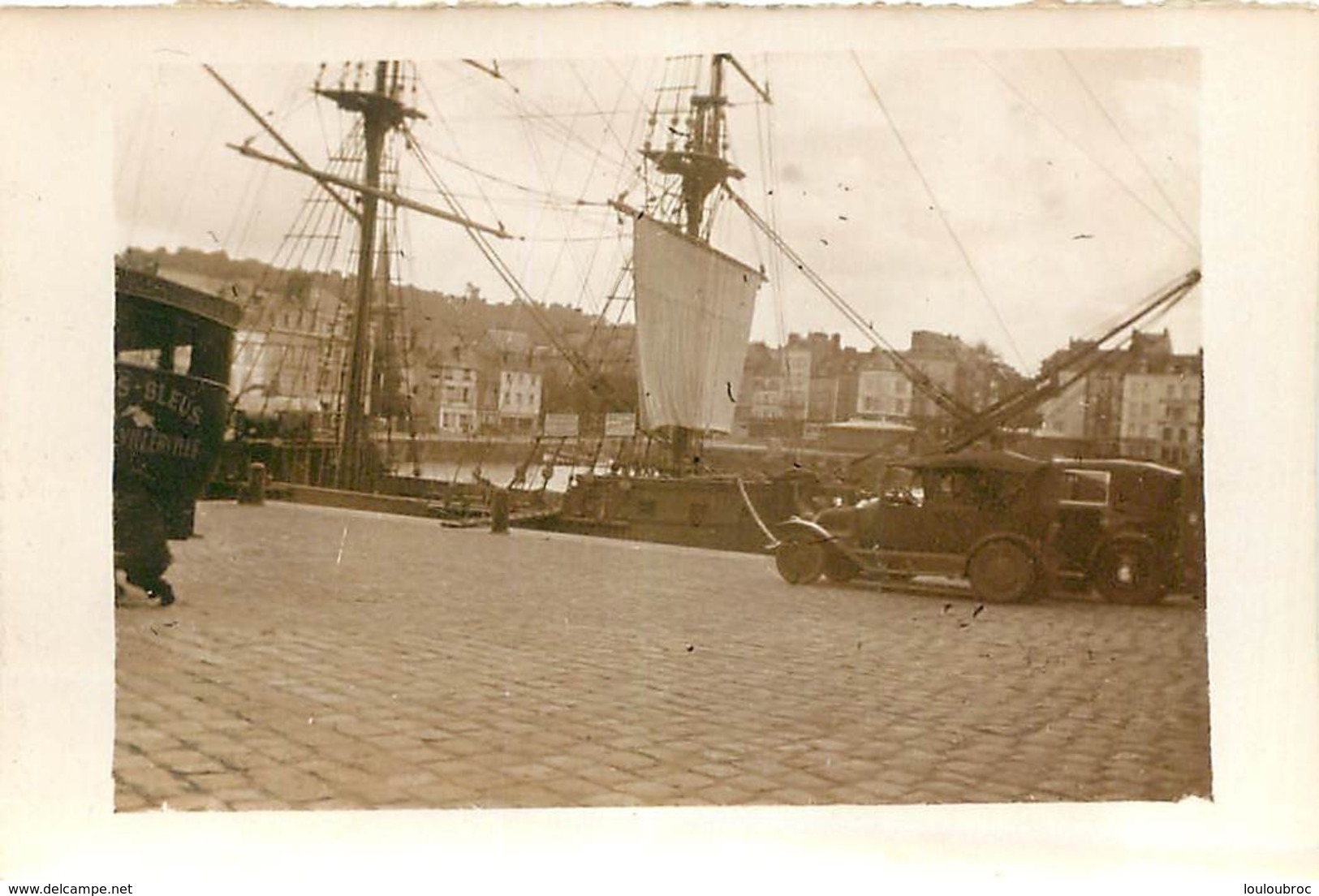 HONFLEUR AVEC VOILIER ET ARRIERE DE VEHICULE VILLERVILLE PHOTO ORIGINALE FORMAT 9 X 6 CM - Lieux