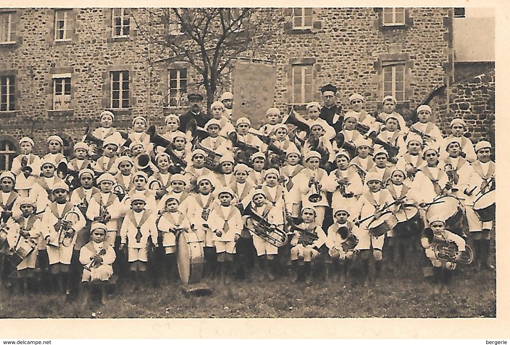 25/13      53   Saint-georges De L'isle     Fanfare Des Orphelins    ( Animations) - Autres & Non Classés