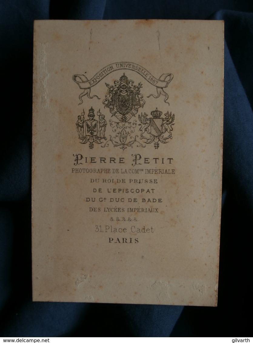 Photo CDV Pierre Petit à Paris - Second Empire Fillette Sur Un Fauteuil Réhaussé D'un Coussin, Circa 1865-70 L471 - Oud (voor 1900)